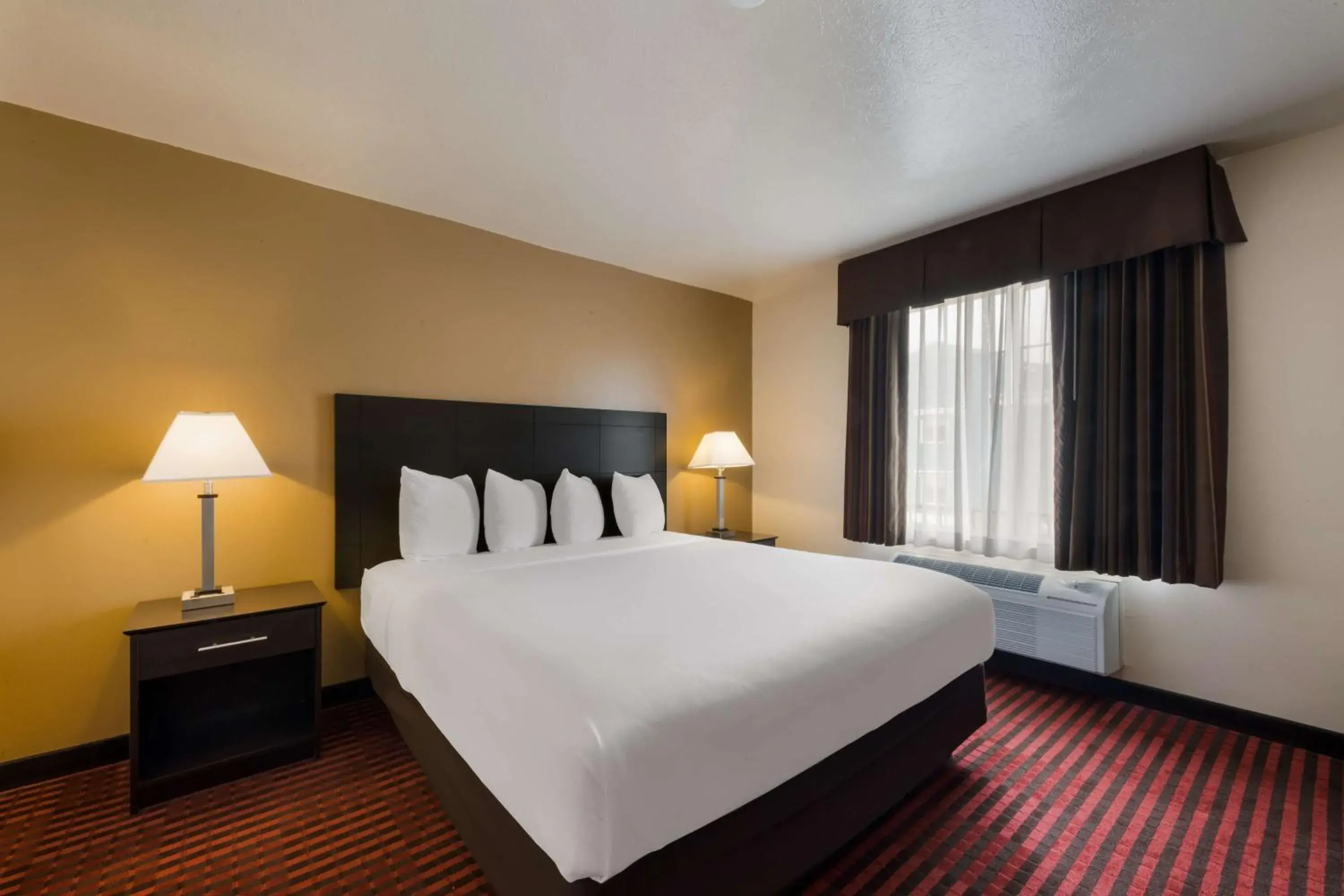 Bedroom, Bed in Best Western Salinas Valley Inn & Suites Bedroom, Bed in Best Western Salinas Valley Inn & Suites
