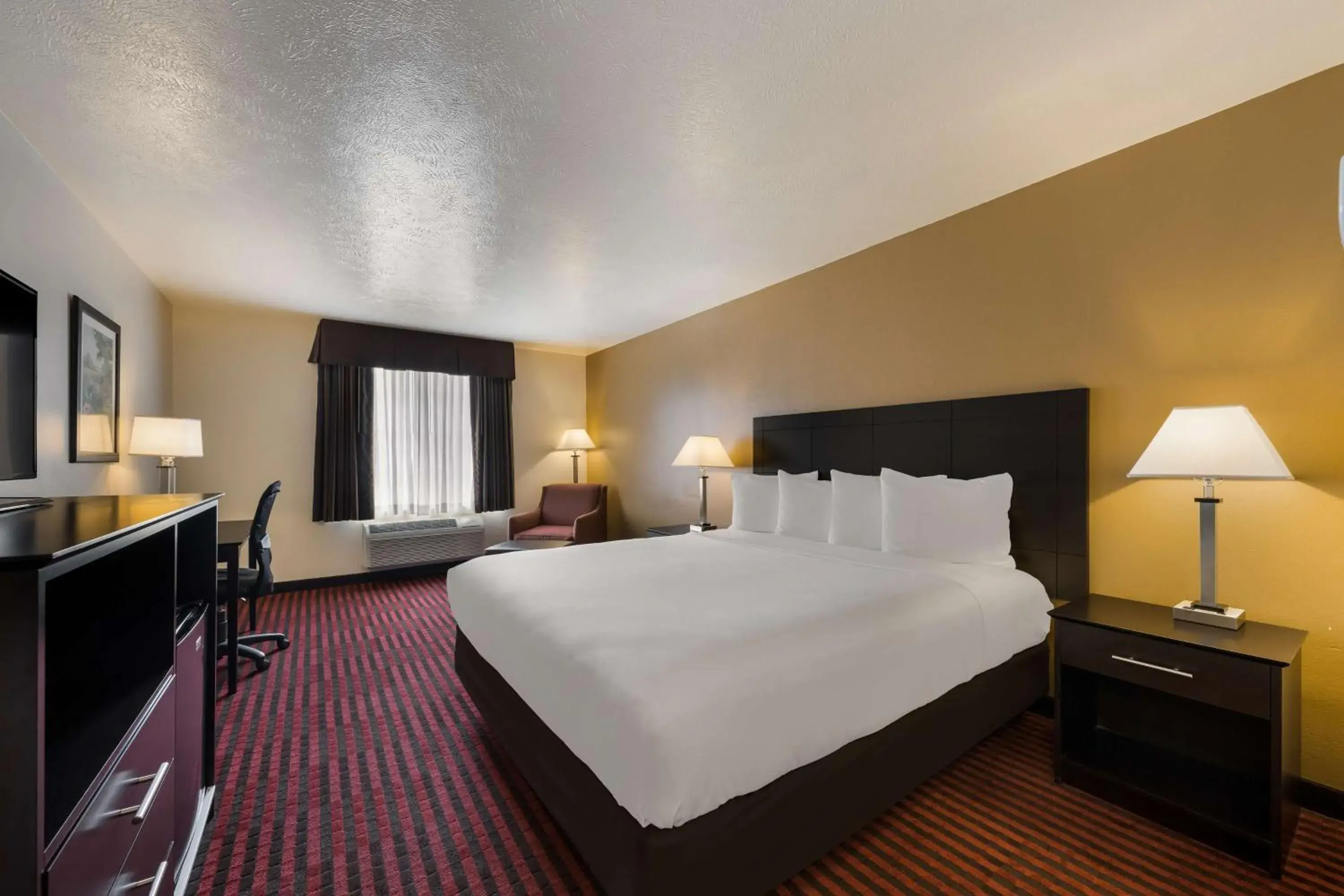 Bedroom, Bed in Best Western Salinas Valley Inn & Suites Bedroom, Bed in Best Western Salinas Valley Inn & Suites