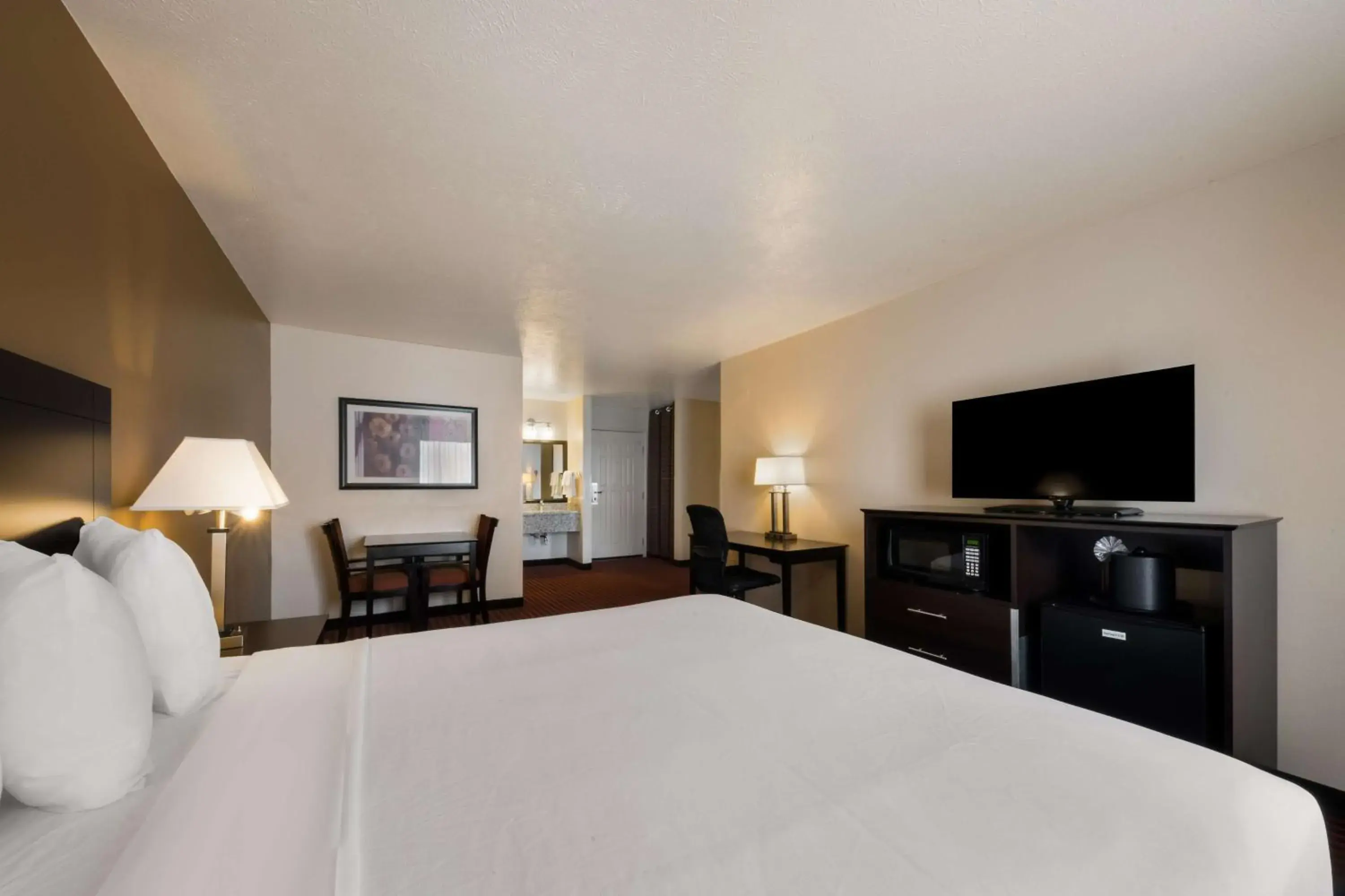 Bedroom, Bed in Best Western Salinas Valley Inn & Suites Bedroom, Bed in Best Western Salinas Valley Inn & Suites