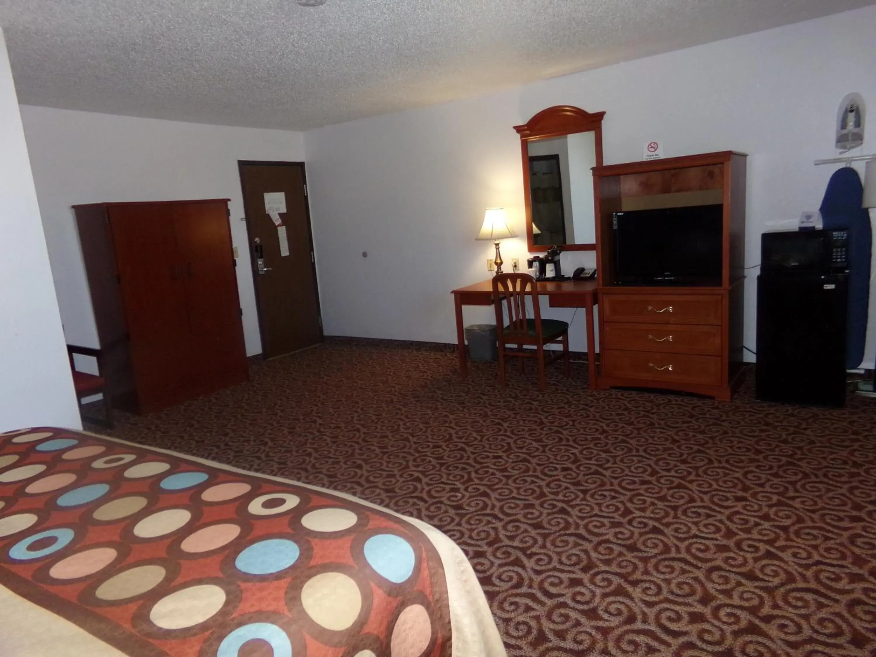 Decorative detail, Bed in Super 8 by Wyndham Gillette Decorative detail, Bed in Super 8 by Wyndham Gillette