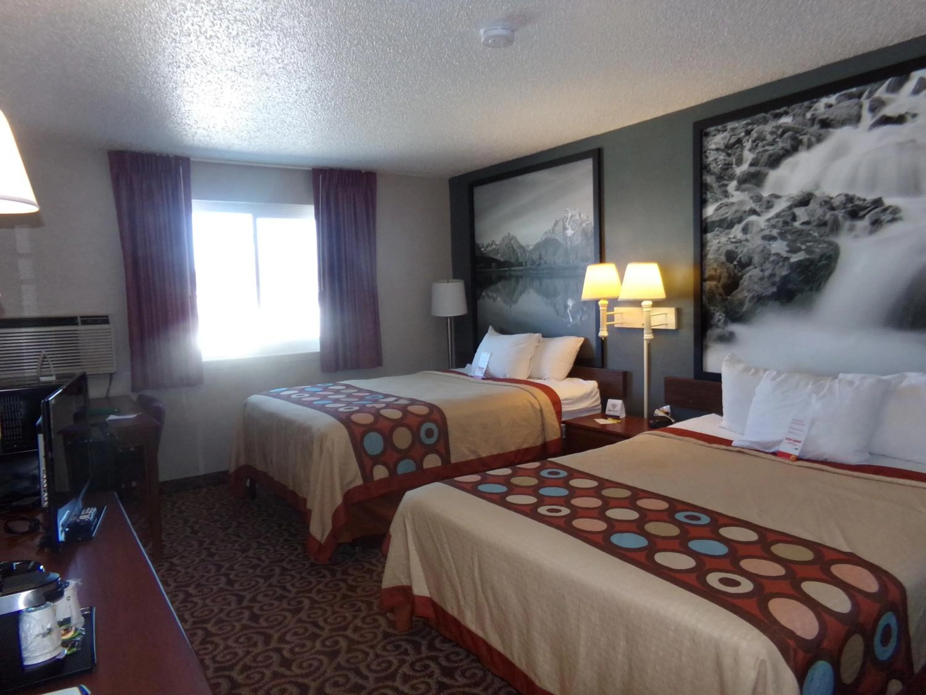 Day, Bed in Super 8 by Wyndham Gillette