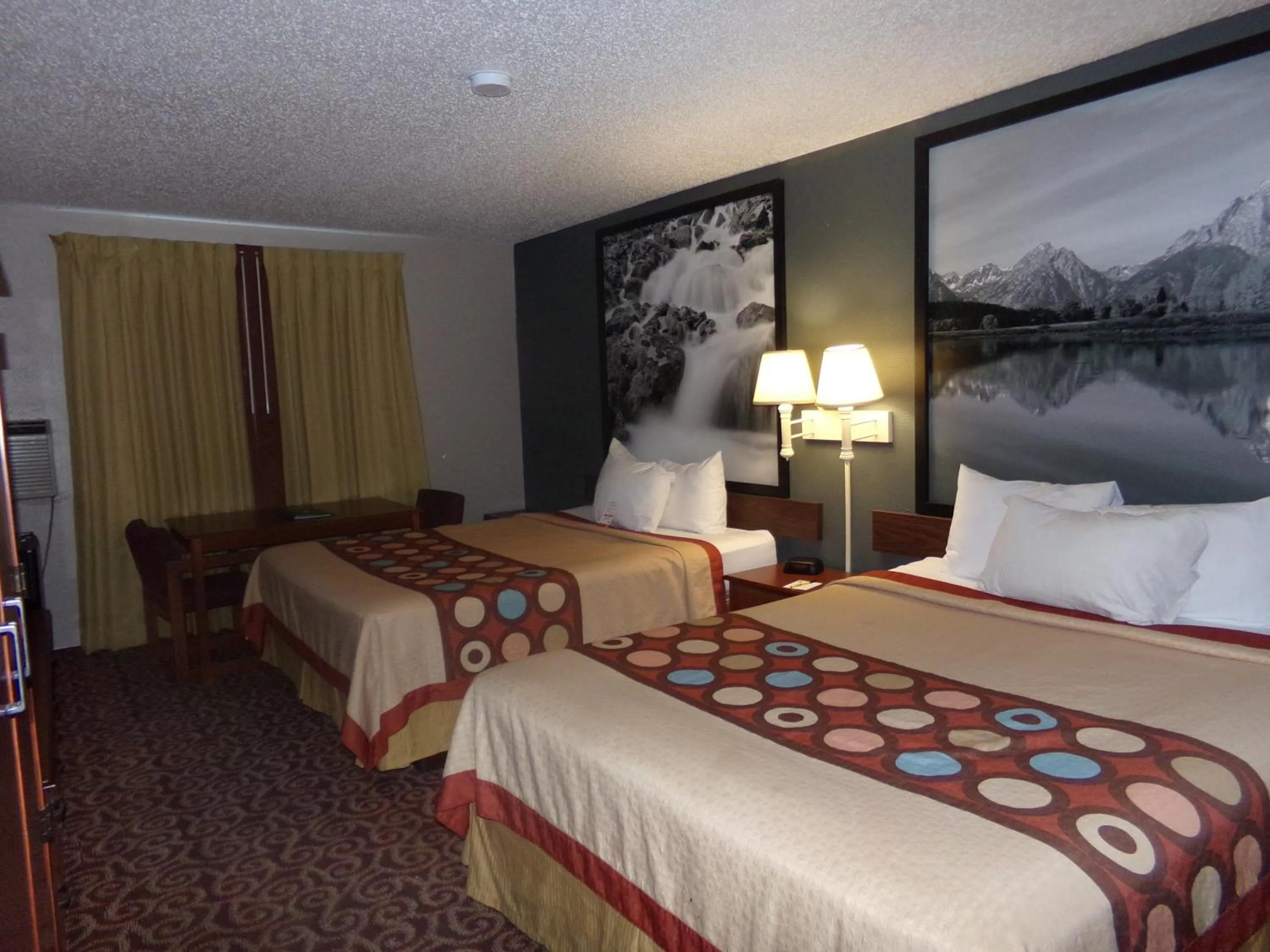Photo of the whole room, Bed in Super 8 by Wyndham Gillette