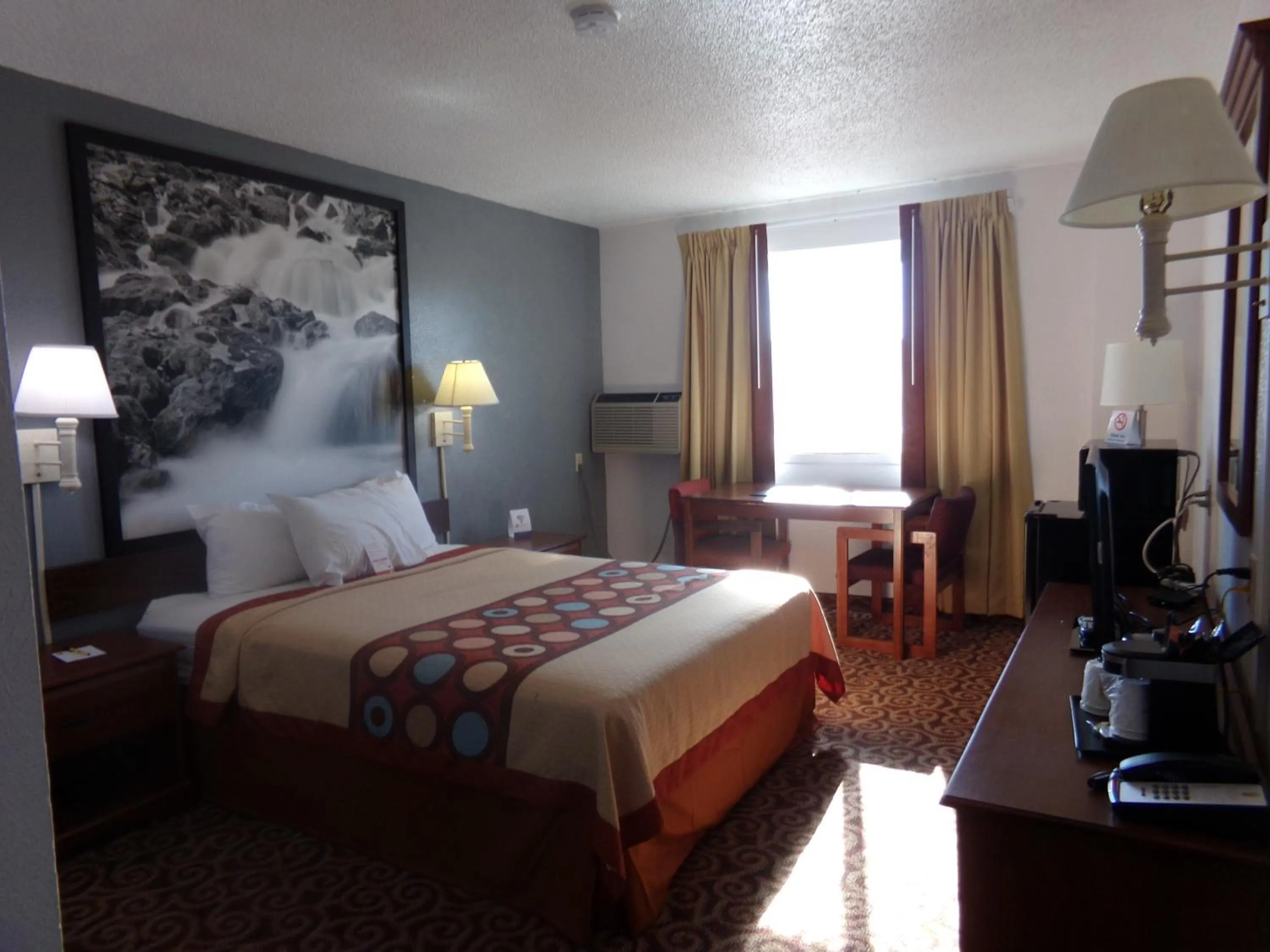 Day, Bed in Super 8 by Wyndham Gillette