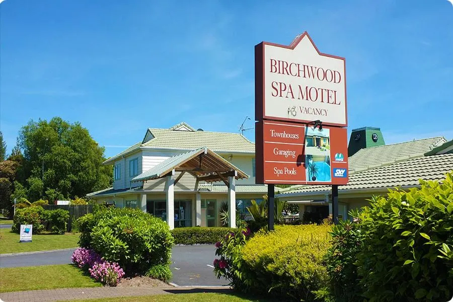 Facade/entrance in Birchwood Spa Motel