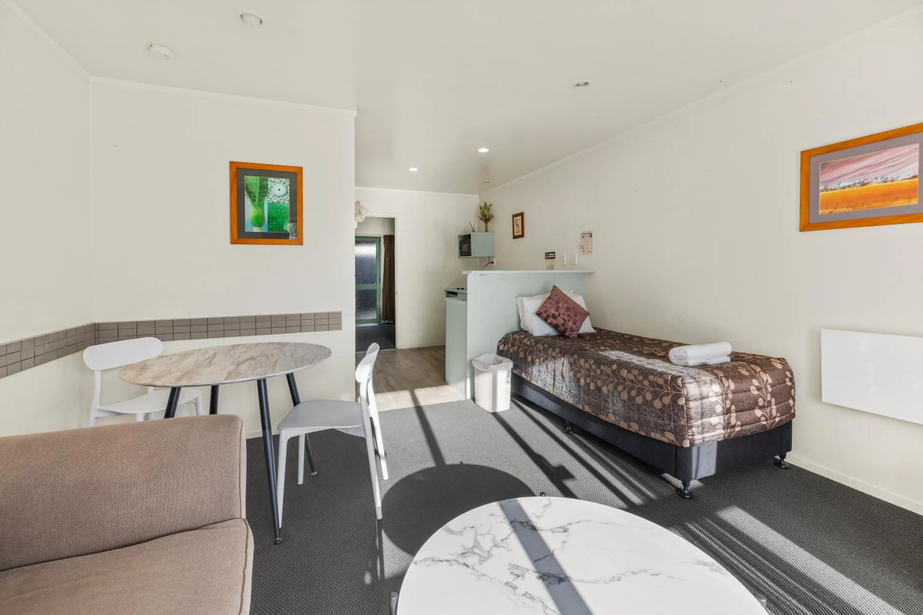 Bed in Birchwood Spa Motel