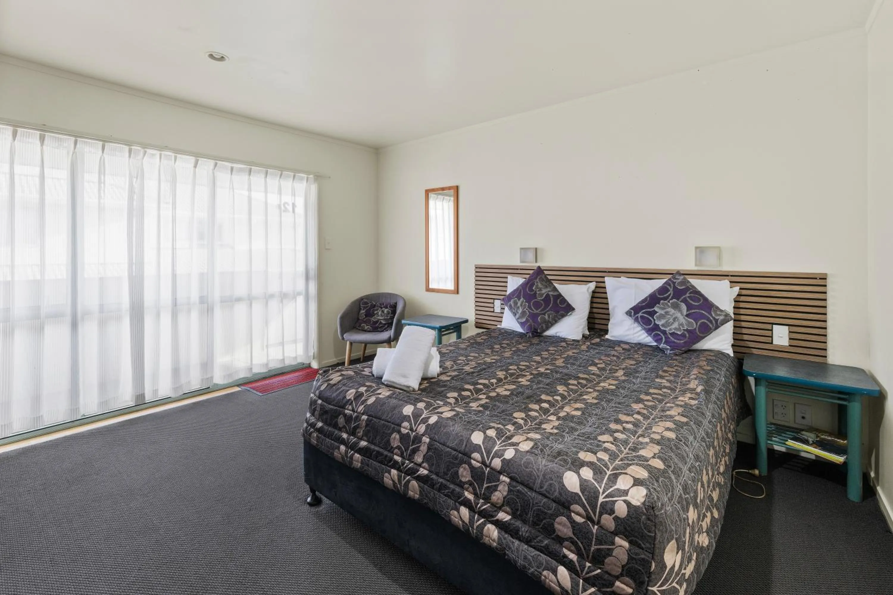 Bed in Birchwood Spa Motel