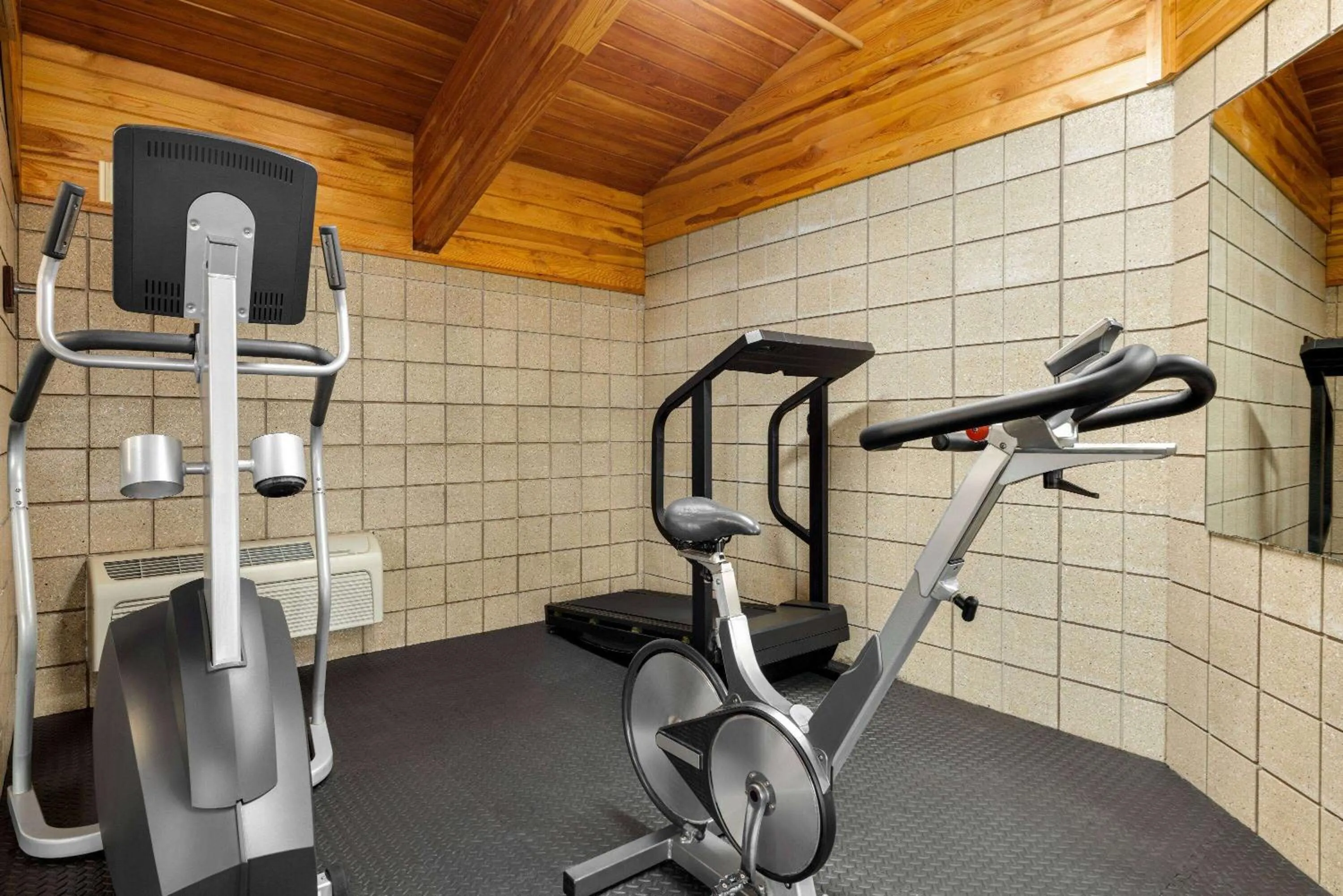 Fitness centre/facilities in AmericInn by Wyndham Lincoln South