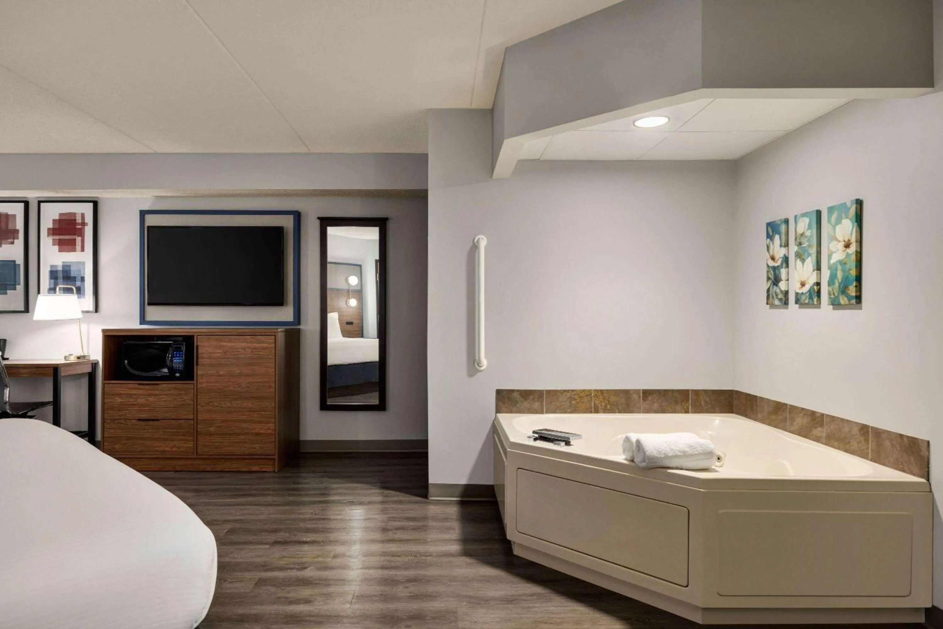 Photo of the whole room, Bed in AmericInn by Wyndham Lincoln South