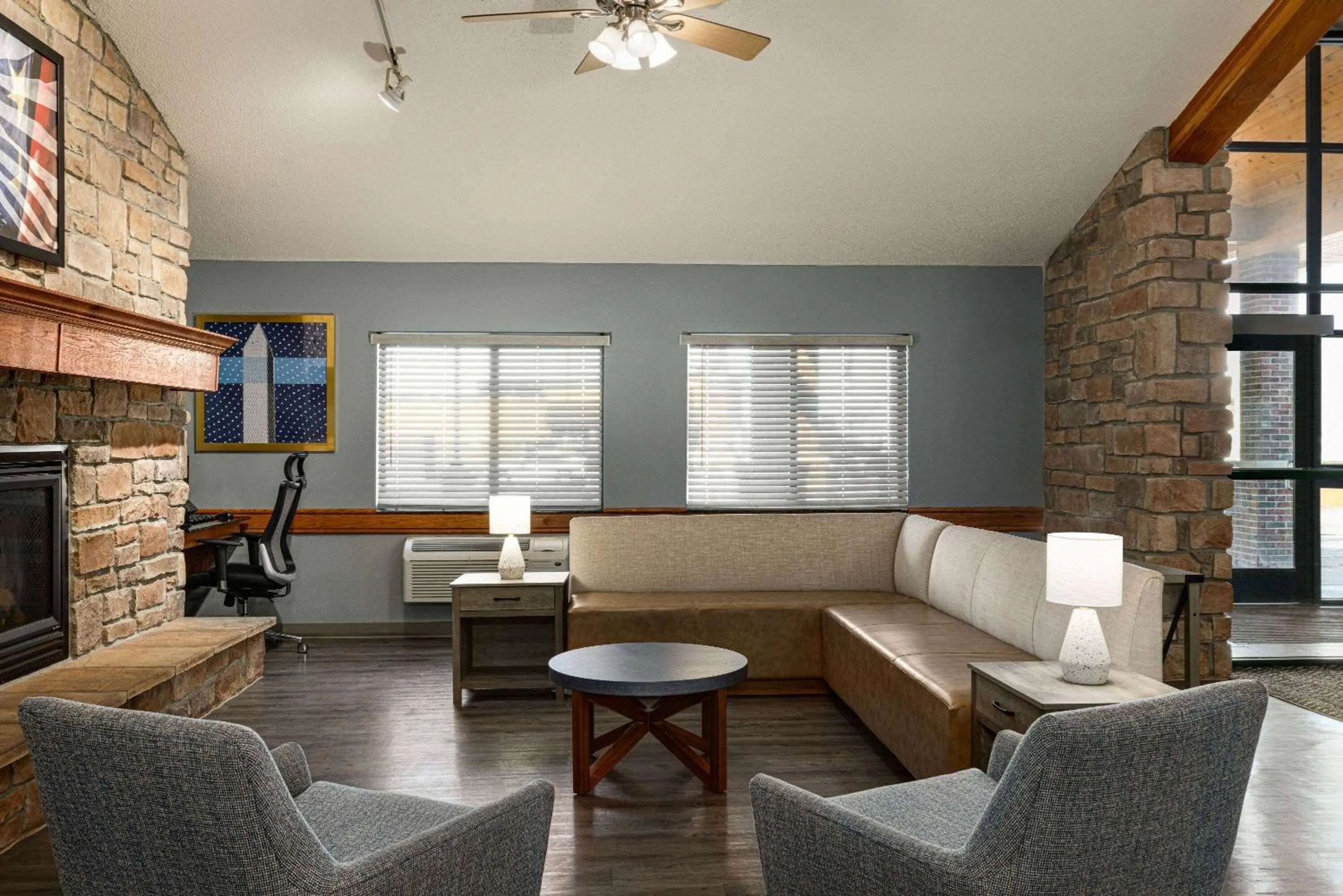 Lobby or reception in AmericInn by Wyndham Lincoln South