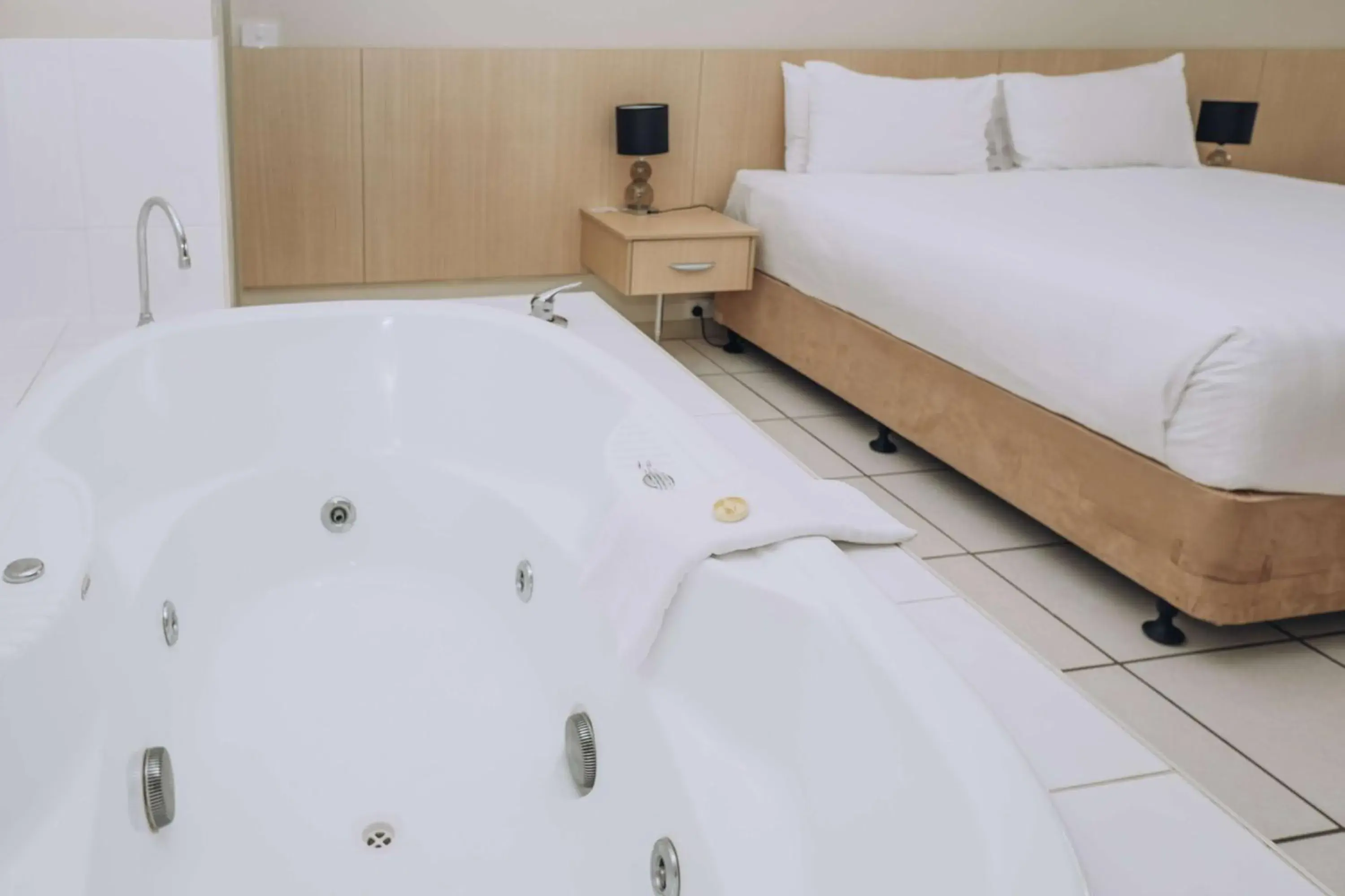 Bedroom, Bed in Best Western Chaffey Motor Inn Bedroom, Bed in Best Western Chaffey Motor Inn