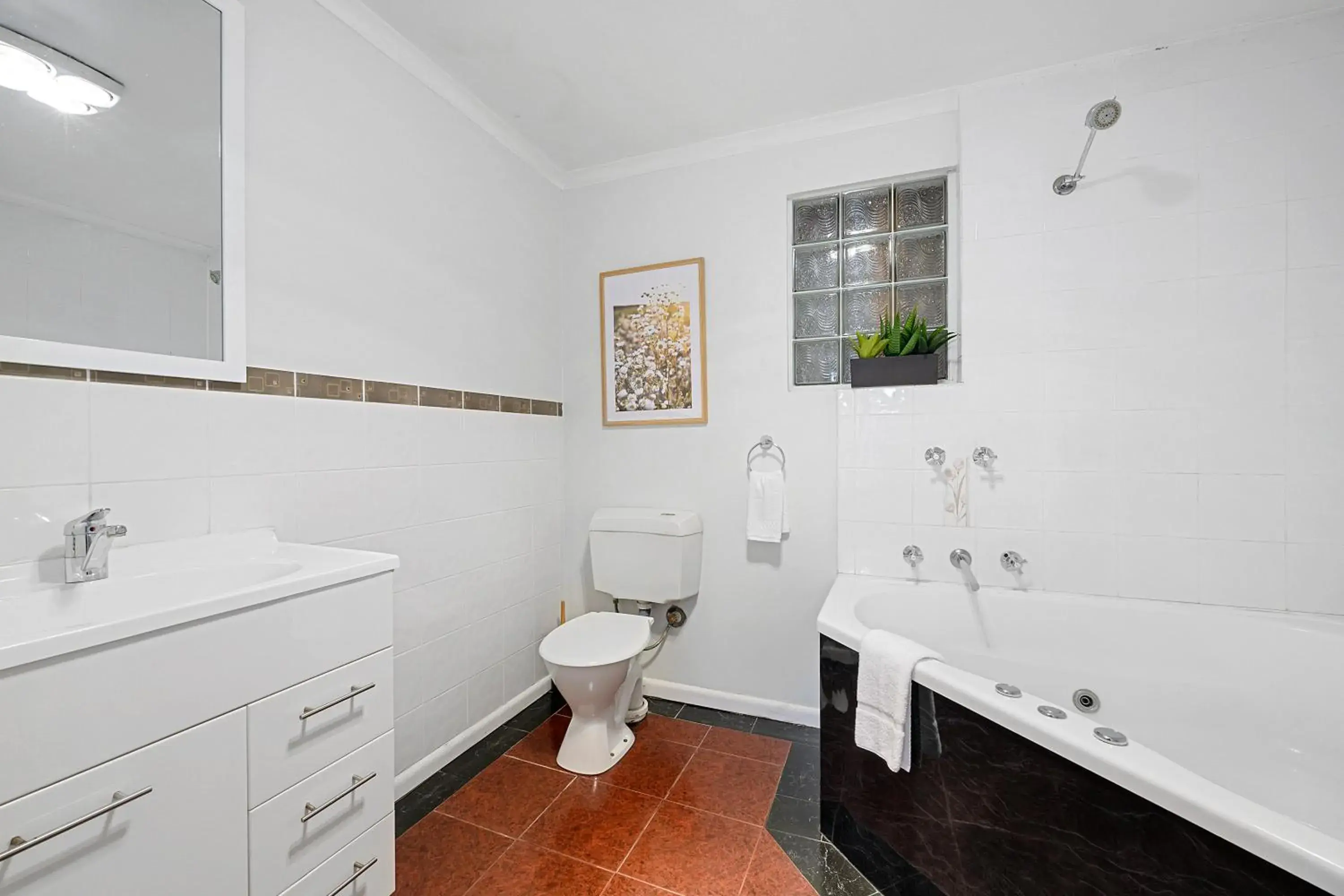 Apt 1: Four Bedroom Apartment at Marine Terrace (2xQn+3xSgl) in Burnie City Apartments Apt 1: Four Bedroom Apartment at Marine Terrace (2xQn+3xSgl) in Burnie City Apartments