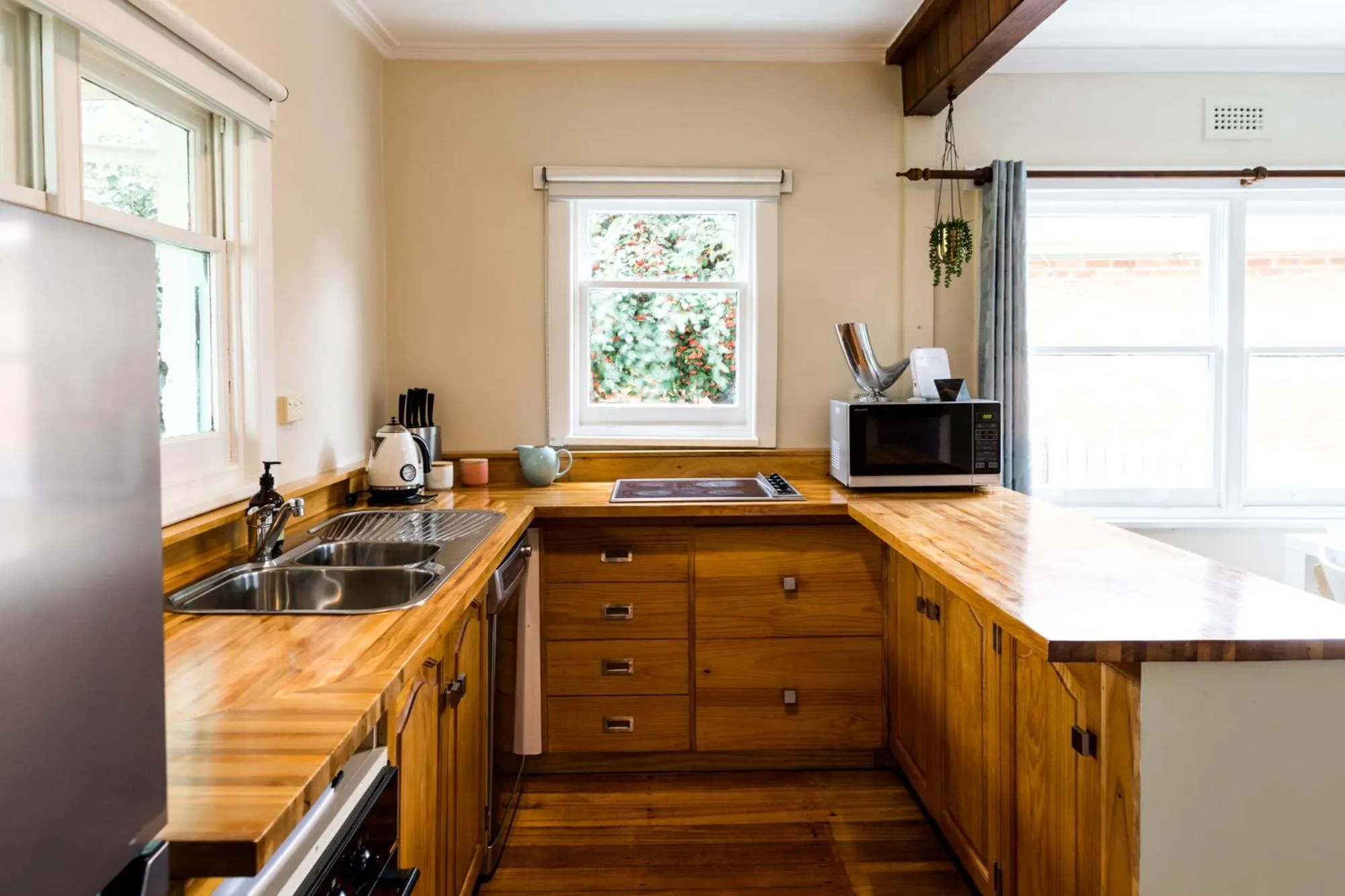 Kitchen or kitchenette in Burnie City Apartments