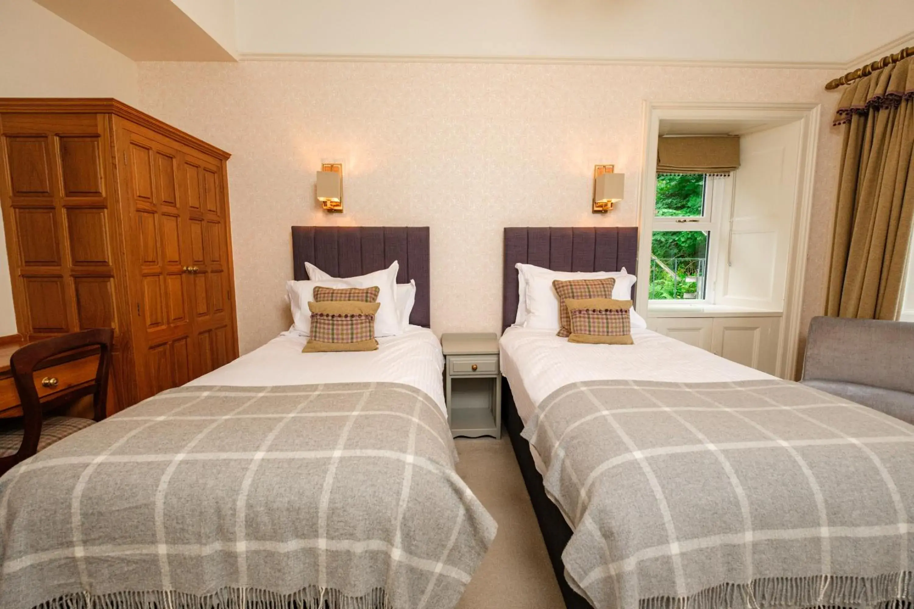 Classic Twin Room in Ravenstone Manor Classic Twin Room in Ravenstone Manor