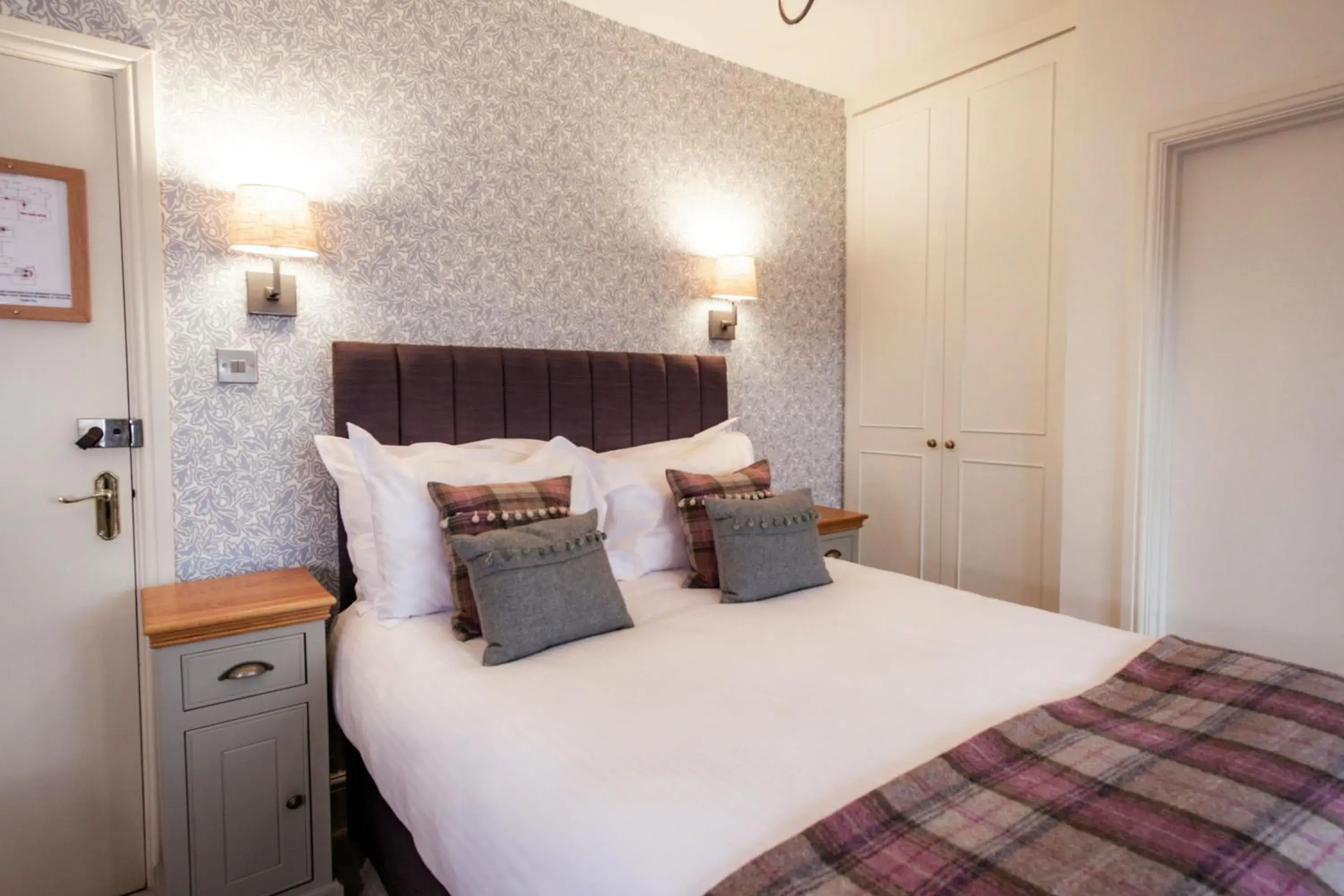 Classic Double Room in Ravenstone Manor Classic Double Room in Ravenstone Manor