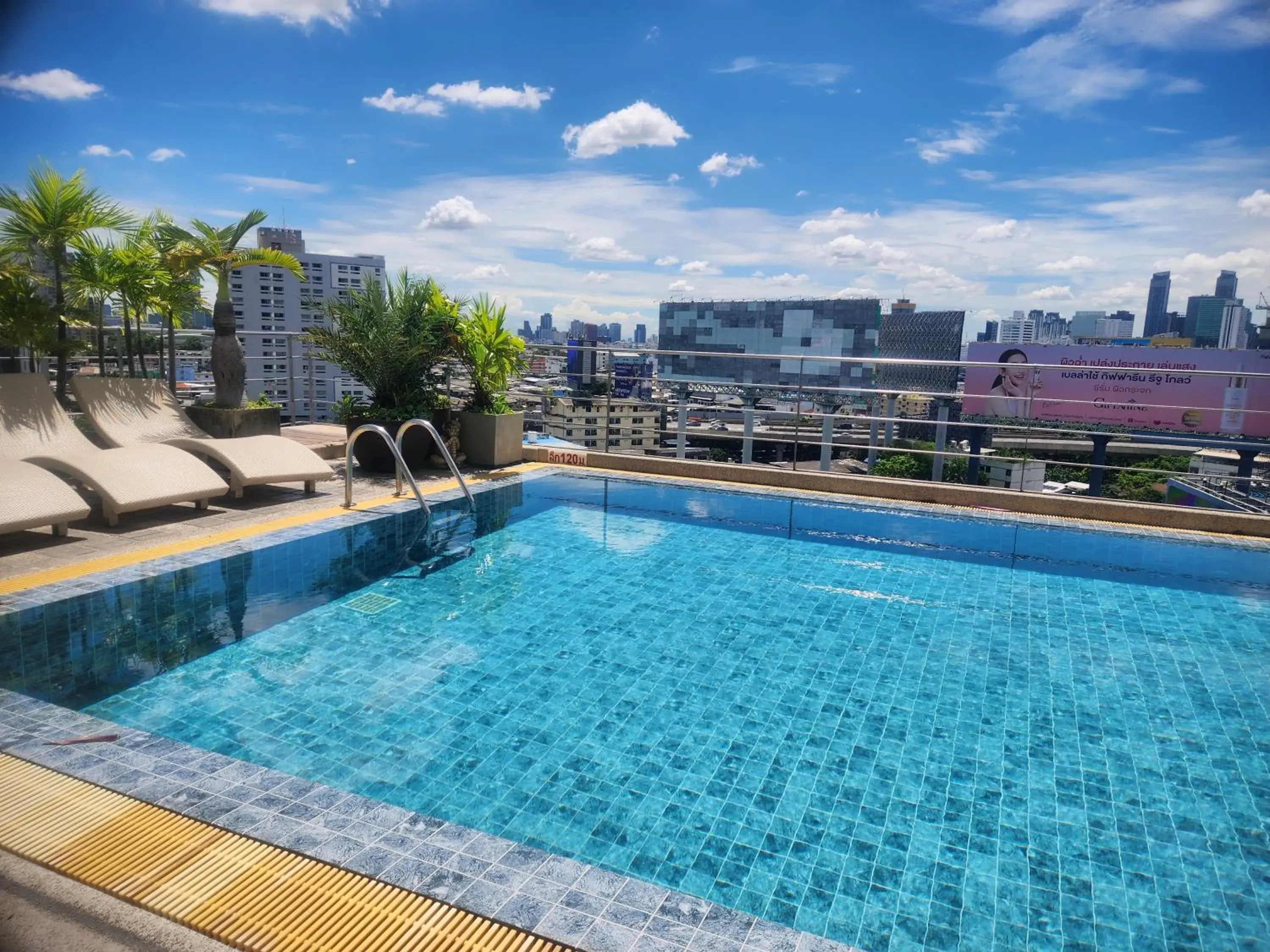 Swimming pool in Interchange Tower Serviced Apartment - SHA Extra Plus Swimming pool in Interchange Tower Serviced Apartment - SHA Extra Plus