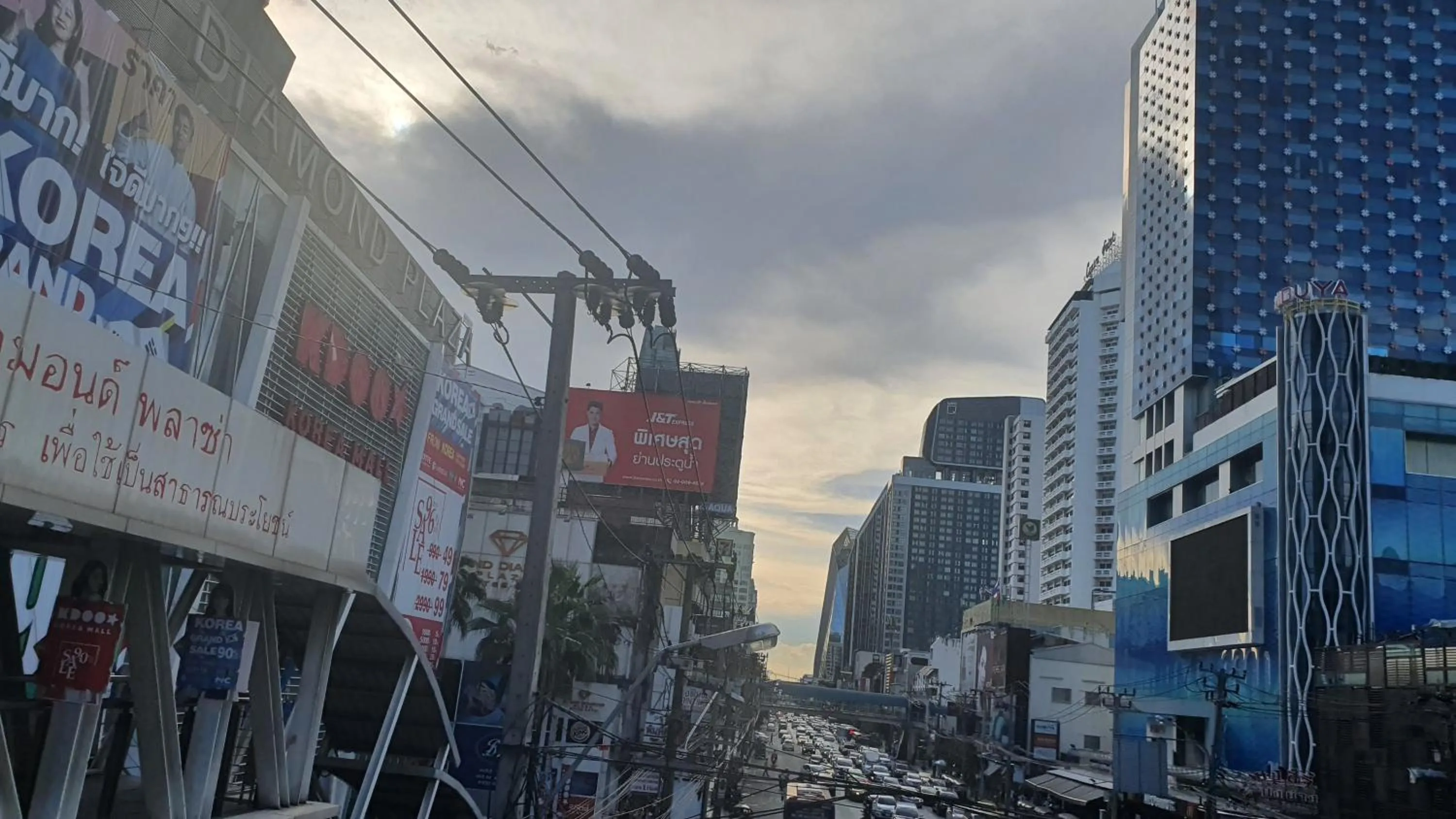 Restaurant/places to eat in Interchange Tower Serviced Apartment - SHA Extra Plus