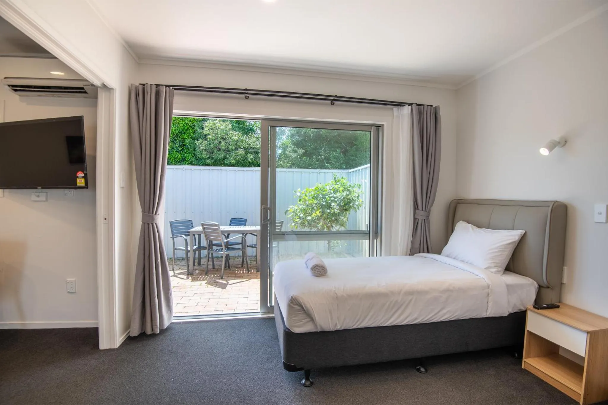 Bed in Aurora City Suites Motel