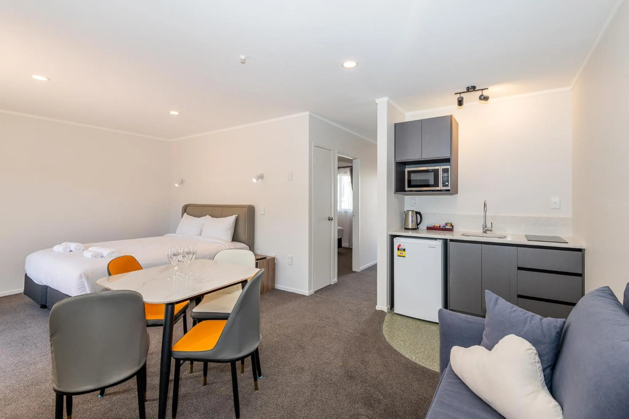 Bed in Aurora City Suites Motel