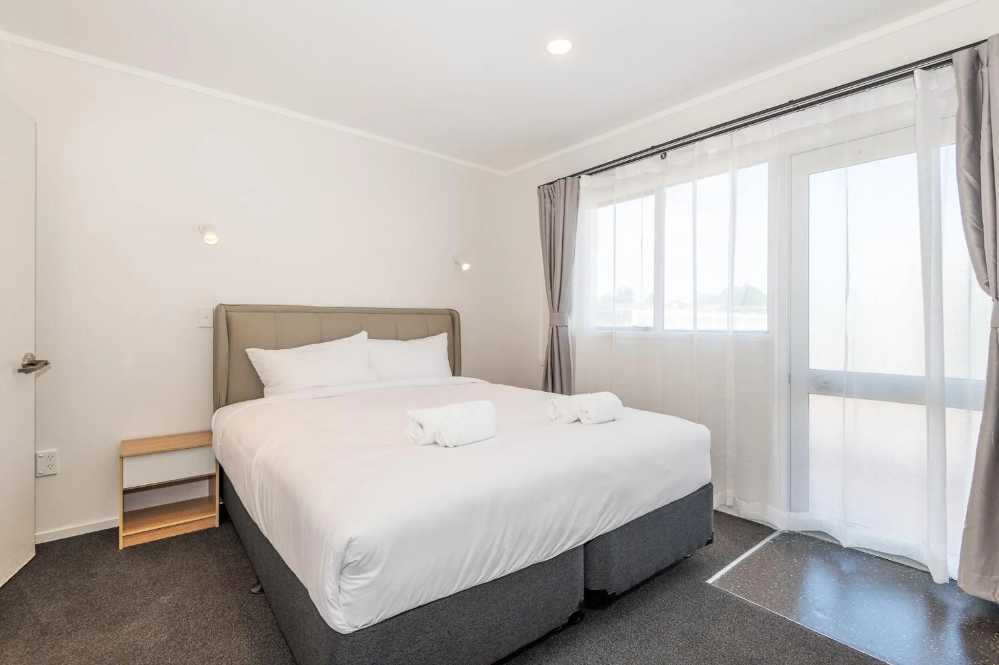 Bed in Aurora City Suites Motel