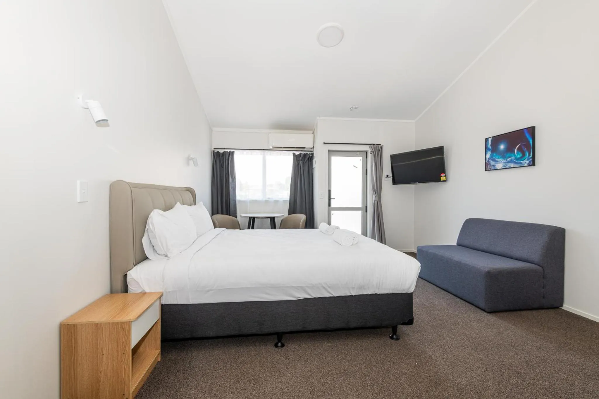 Bed in Aurora City Suites Motel