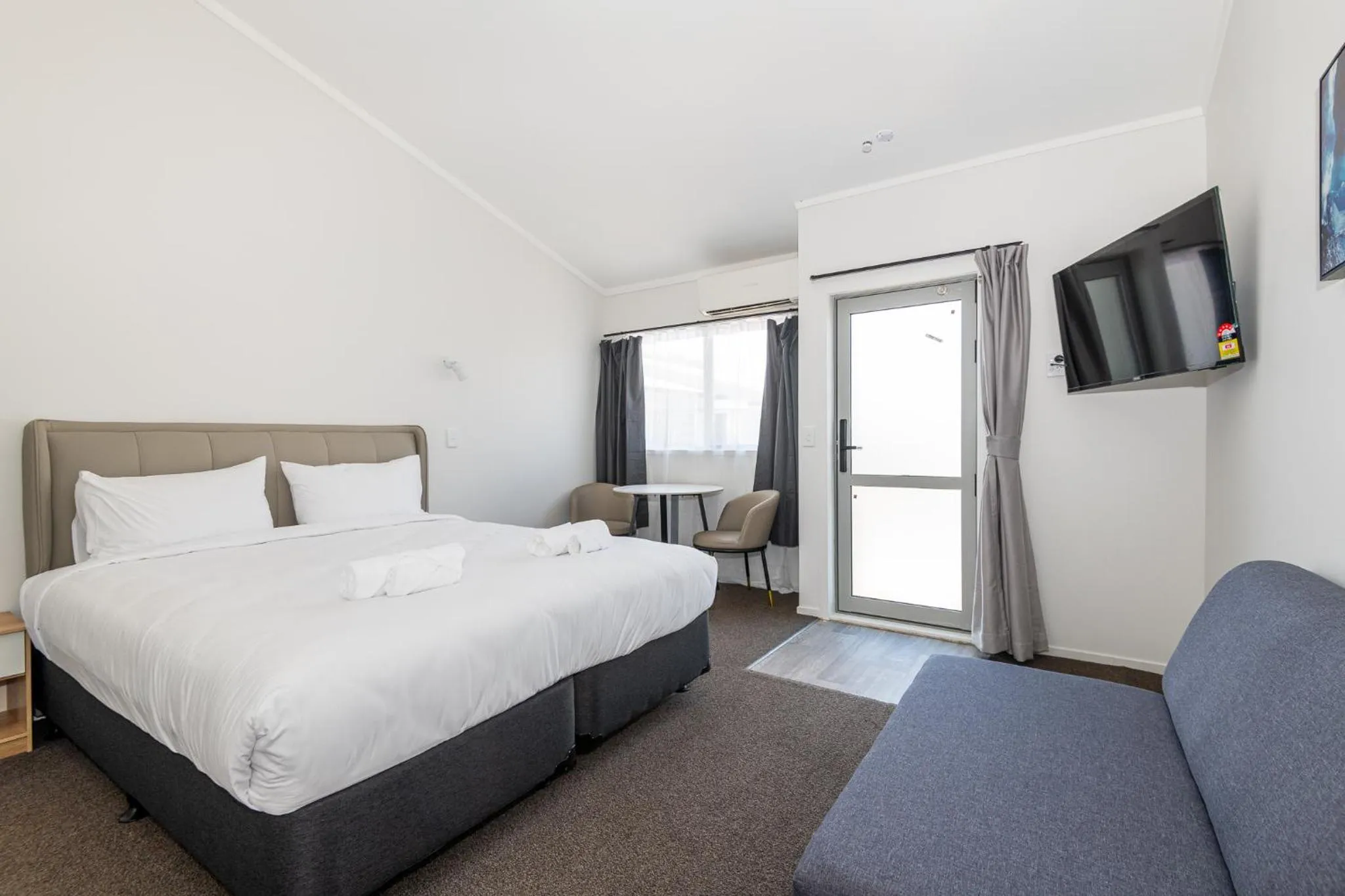 Bed in Aurora City Suites Motel