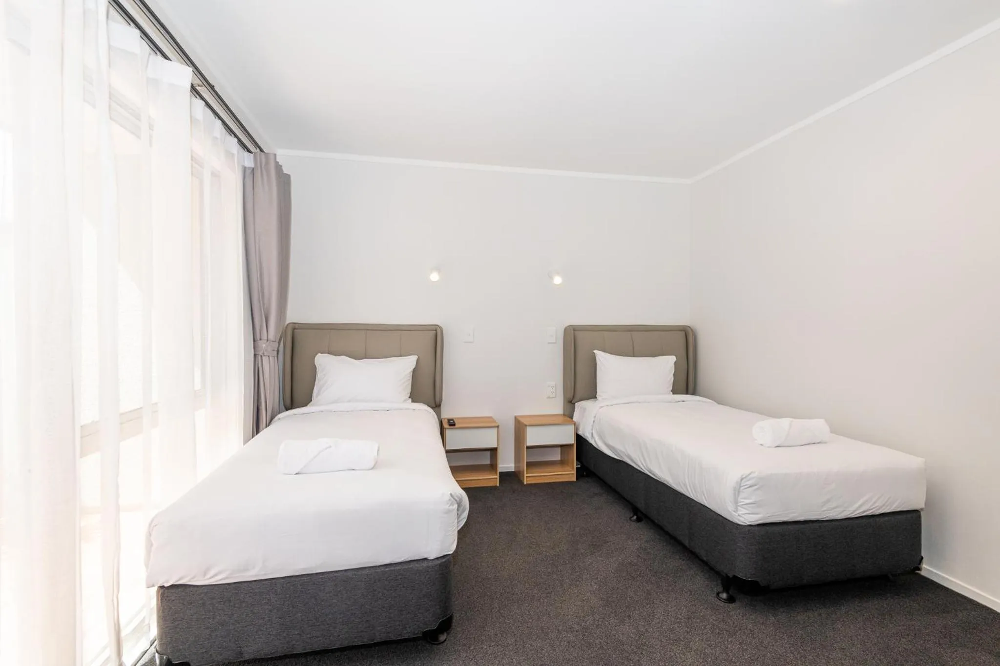 Bed in Aurora City Suites Motel