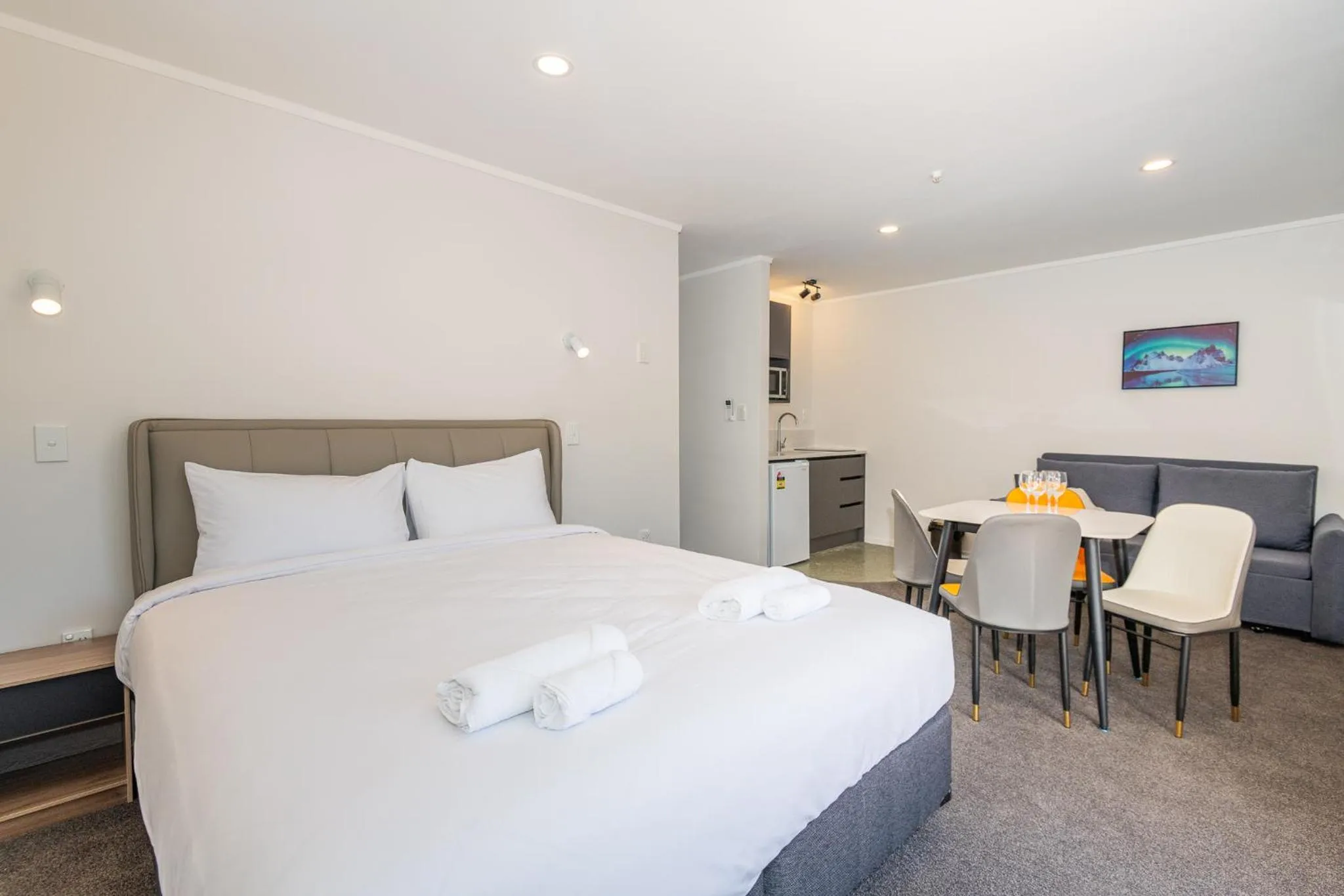 Bed in Aurora City Suites Motel