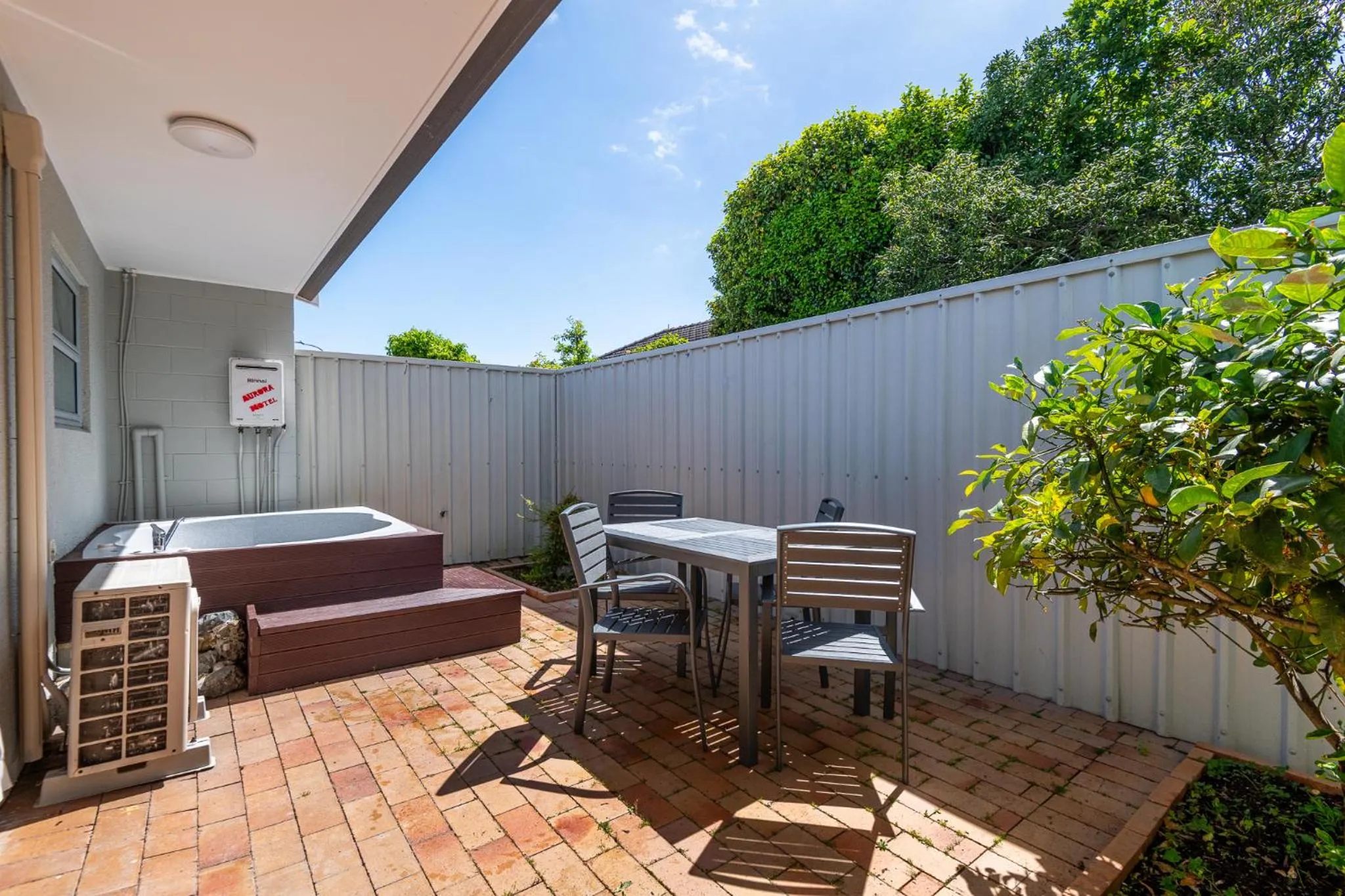 Aurora City Suites Motel