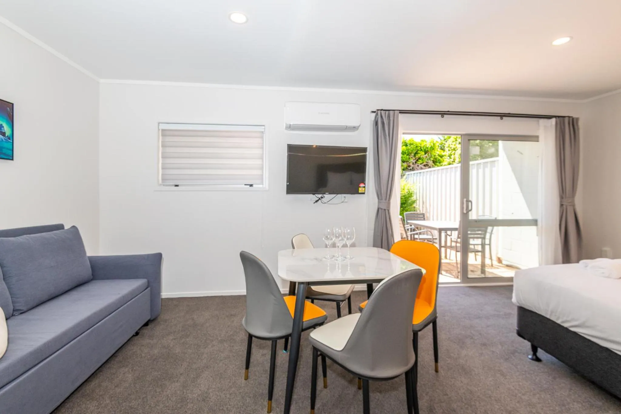 Bed in Aurora City Suites Motel