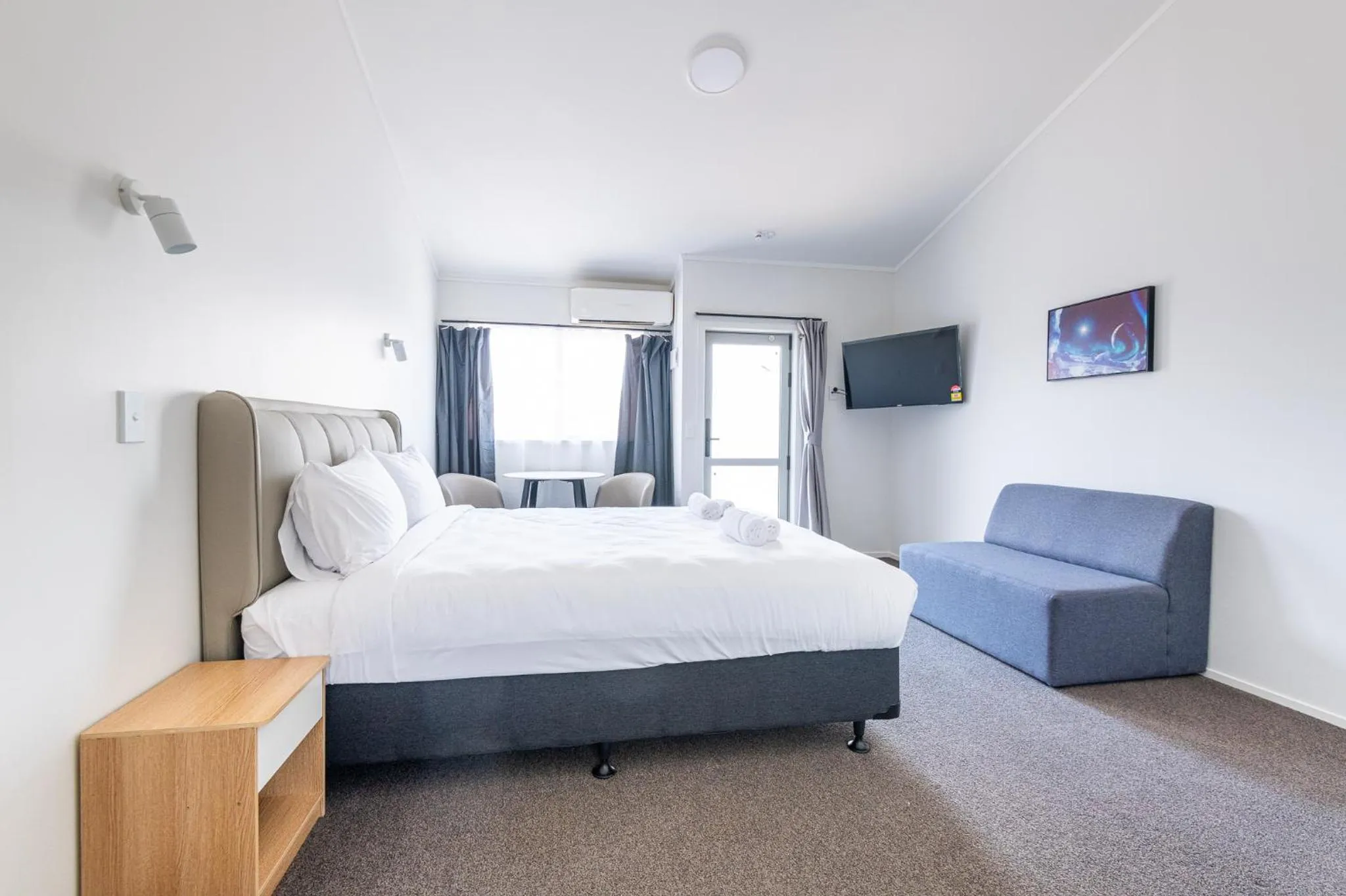 Bed in Aurora City Suites Motel