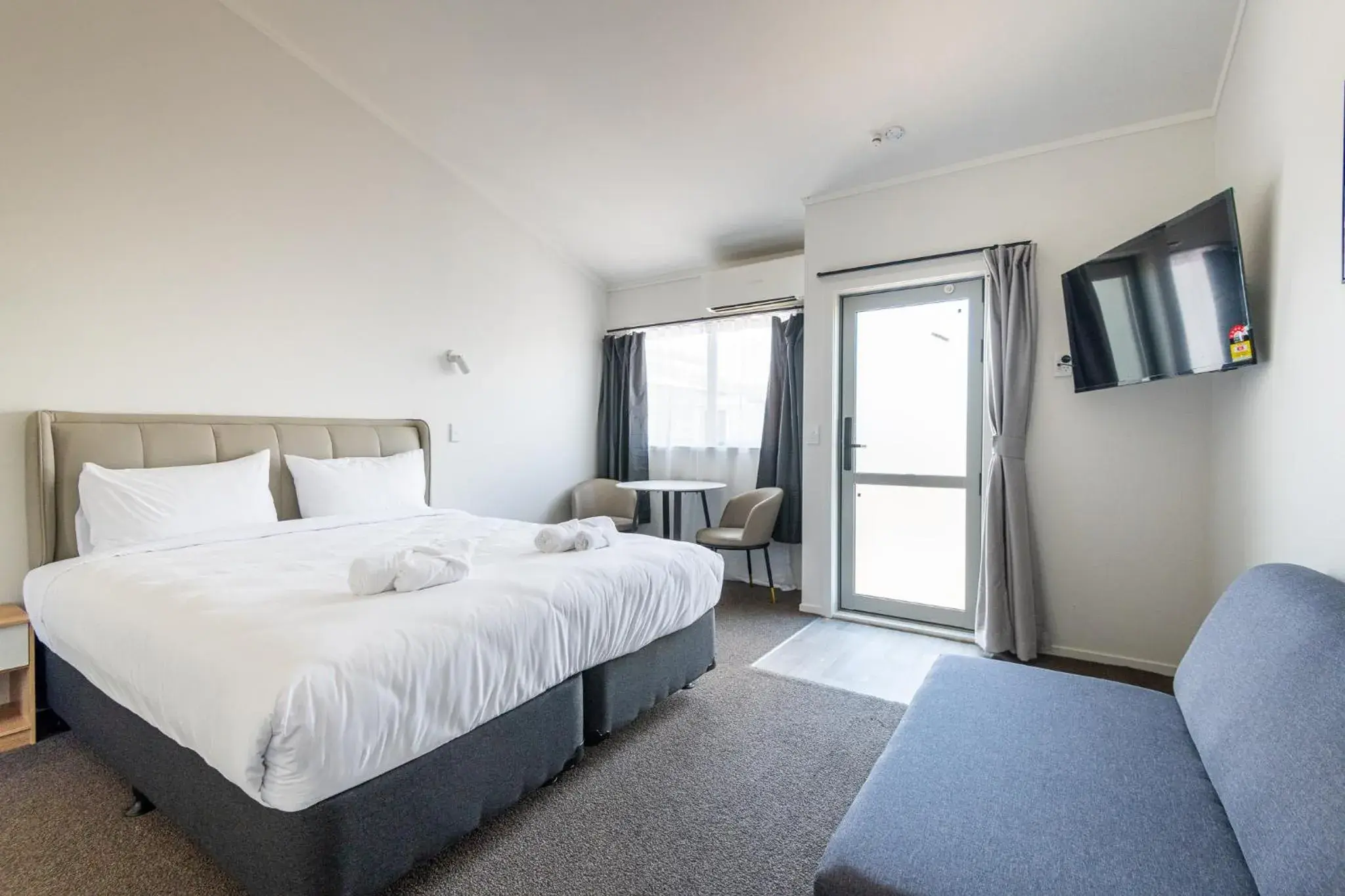 Bed in Aurora City Suites Motel Bed in Aurora City Suites Motel