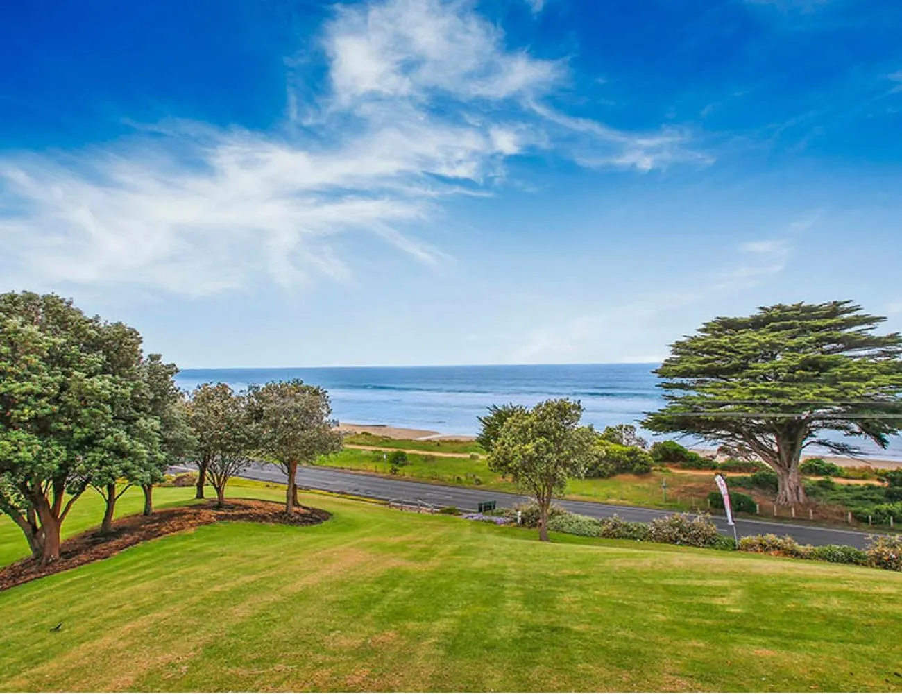Three-Bedroom Beach House with Ocean View in BIG4 Apollo Bay Pisces Holiday Park
