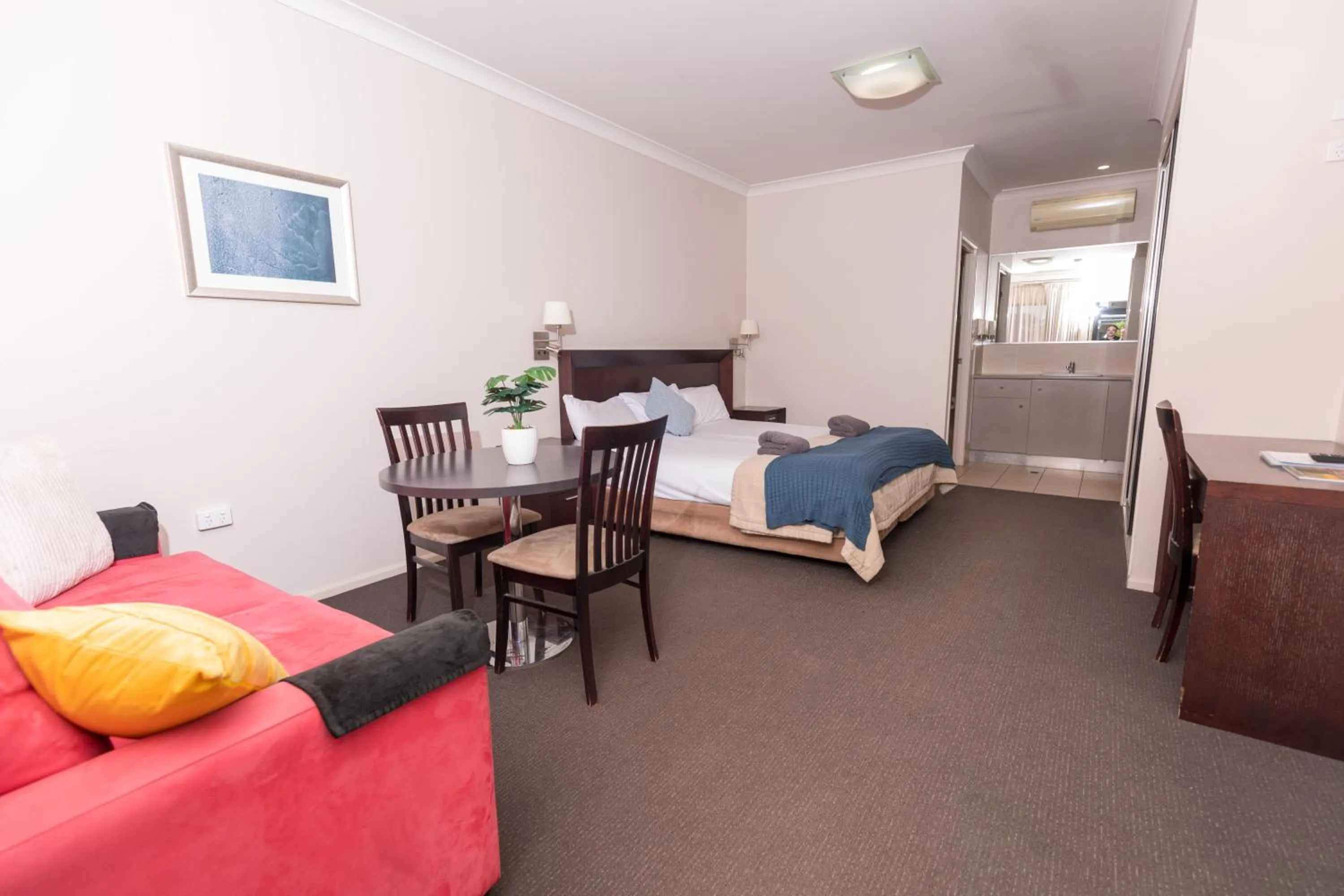Dining area, Bed in Highfields Motel Toowoomba