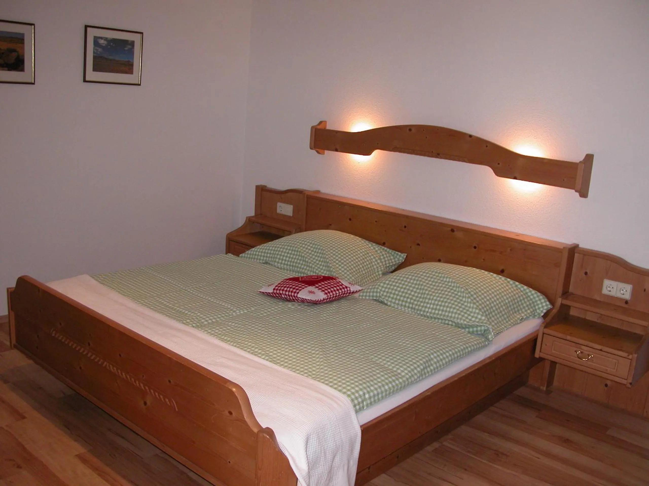 Bed in Hotel-Restaurant Zum Hirschhaus Inklusiv Chiemgaukarte