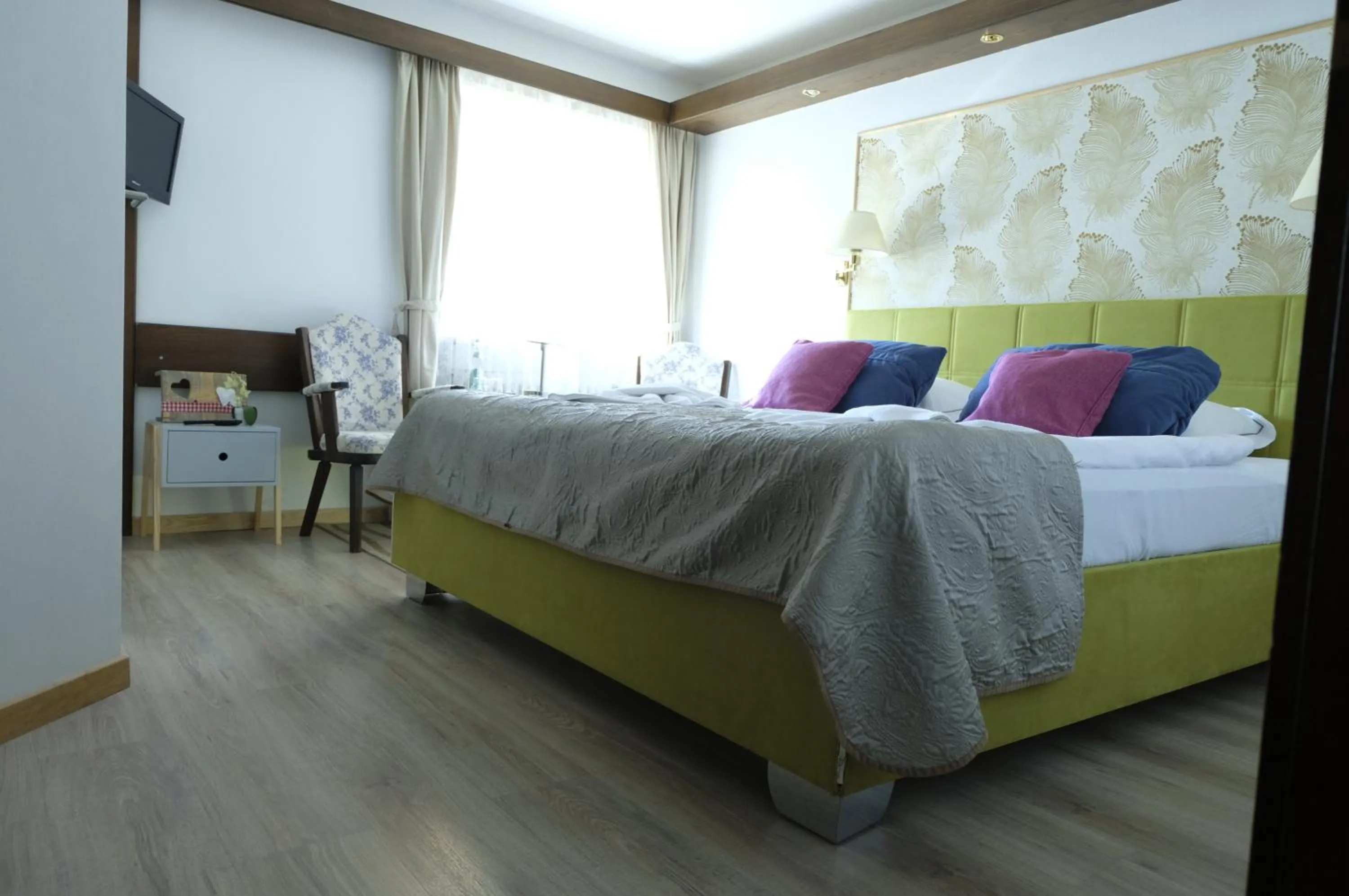 Bed in Hotel-Restaurant Zum Hirschhaus Inklusiv Chiemgaukarte