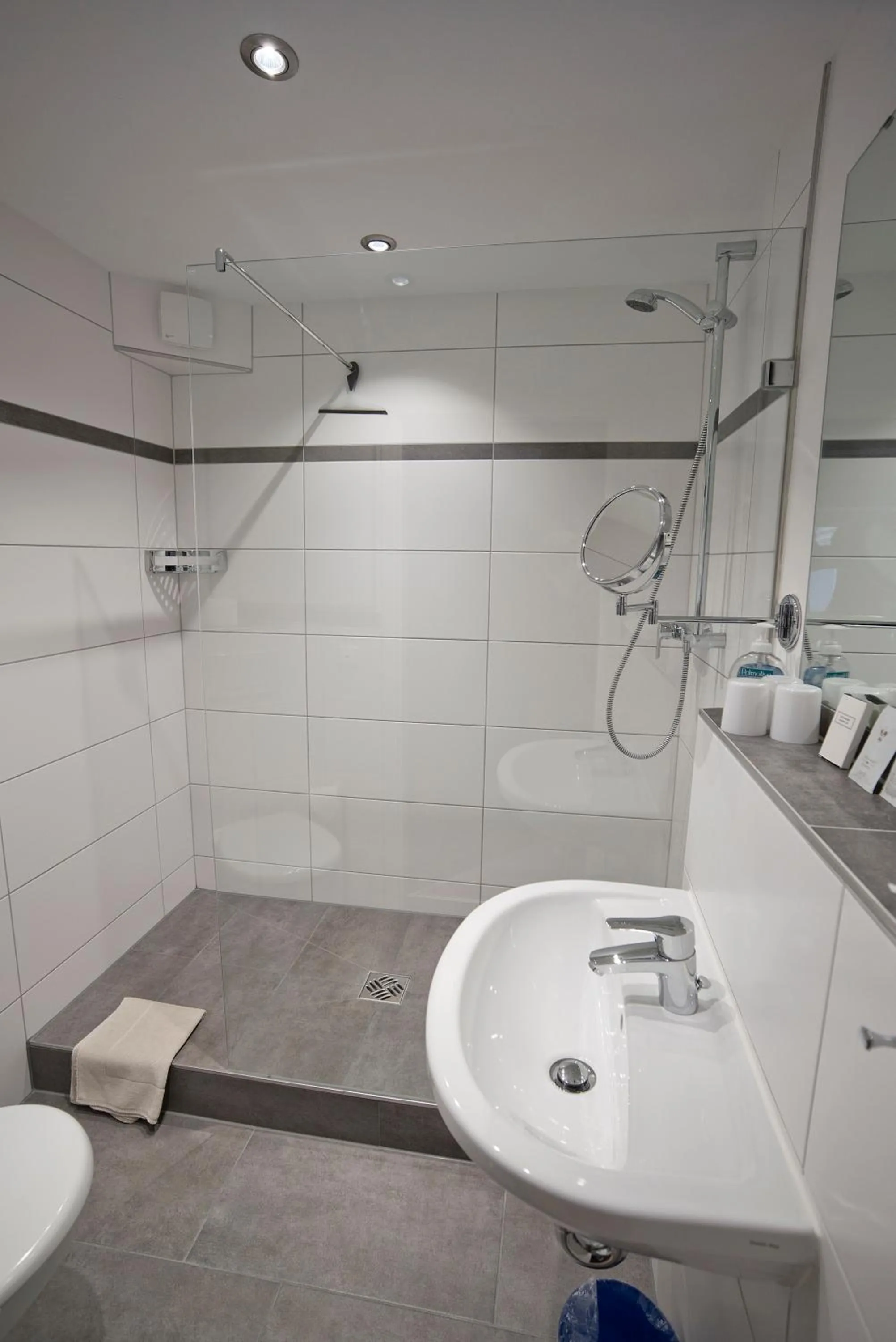 Shower in Hotel-Restaurant Zum Hirschhaus Inklusiv Chiemgaukarte