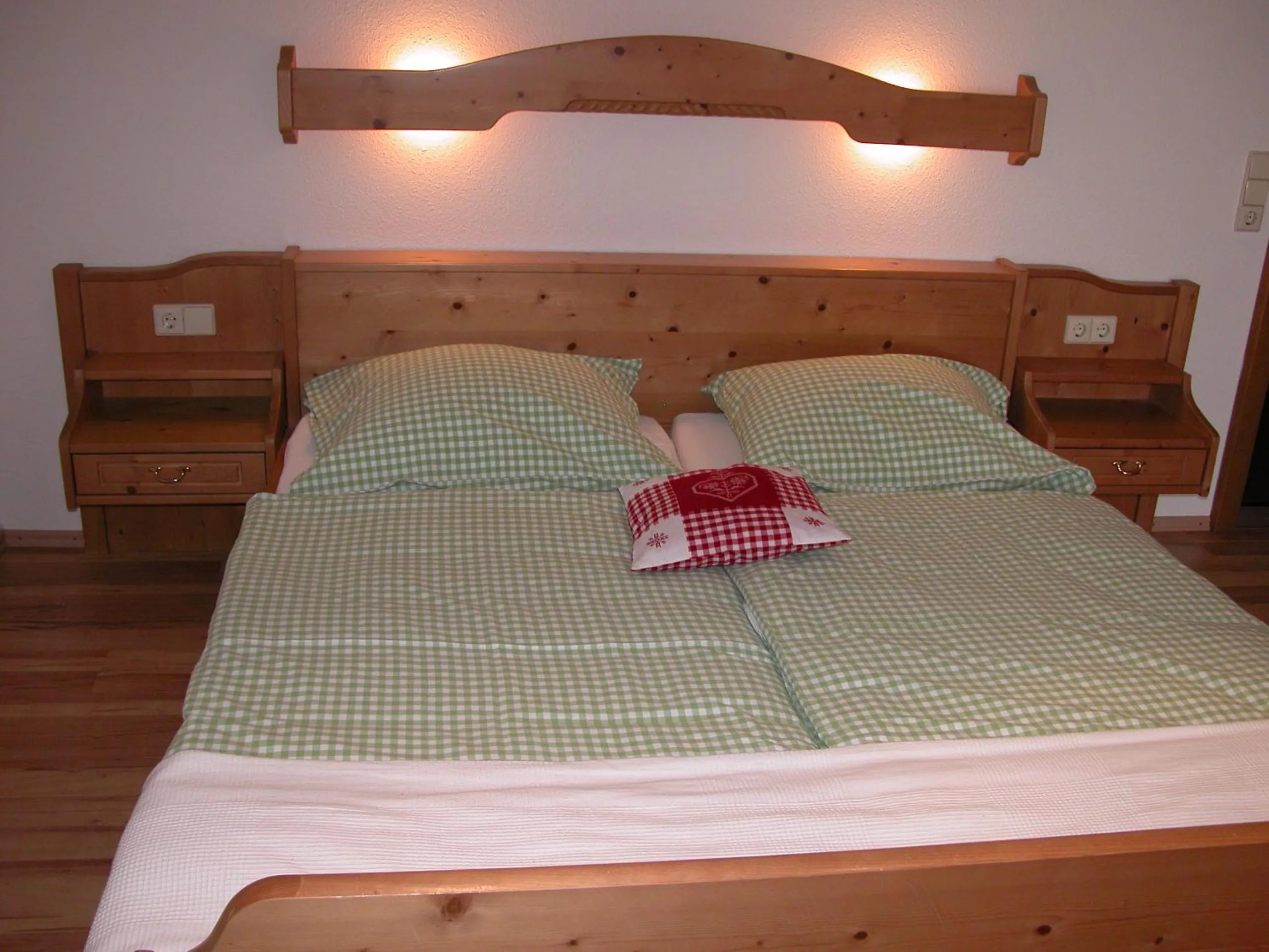 Bed in Hotel-Restaurant Zum Hirschhaus Inklusiv Chiemgaukarte
