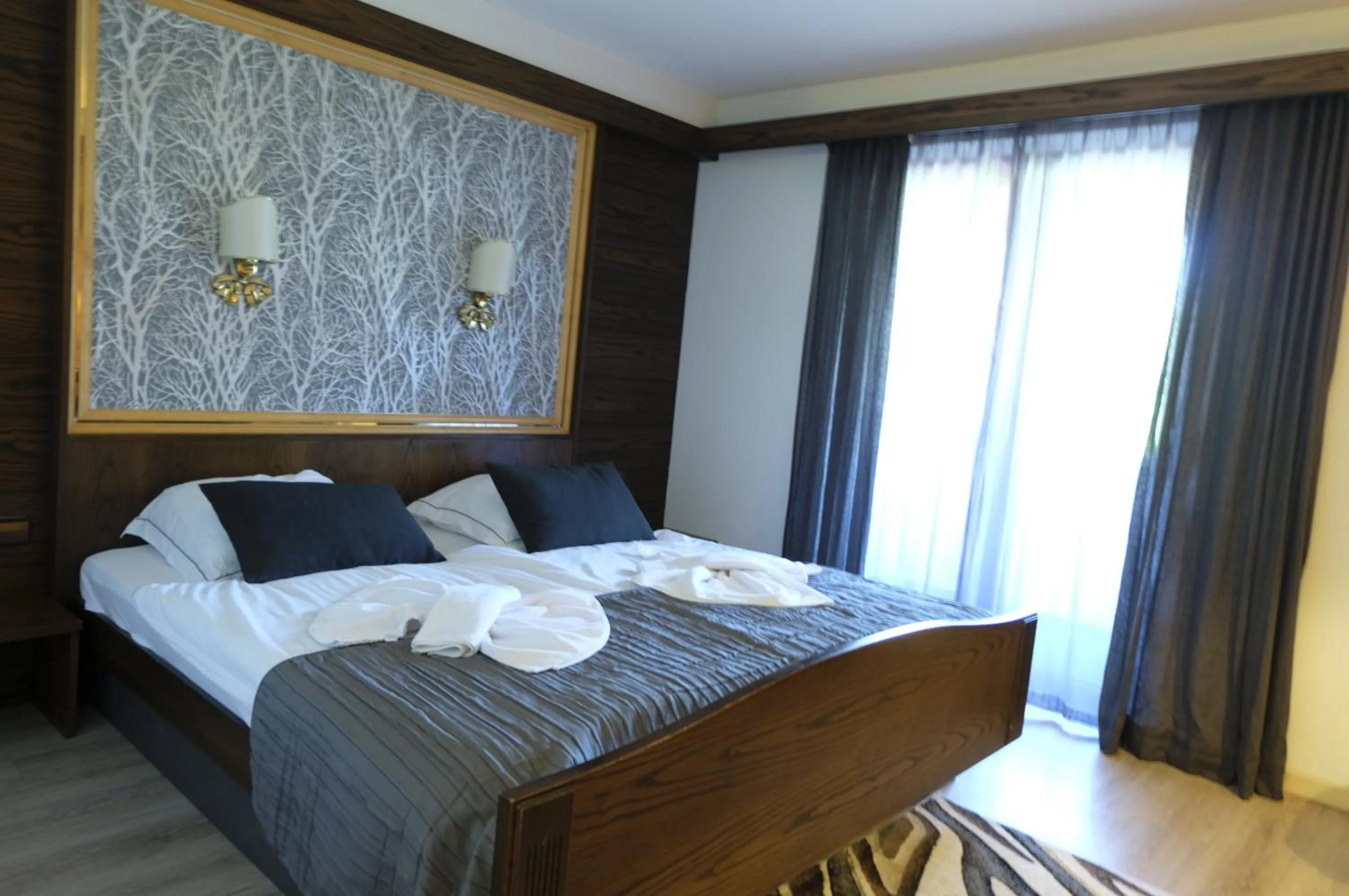 Bed in Hotel-Restaurant Zum Hirschhaus Inklusiv Chiemgaukarte