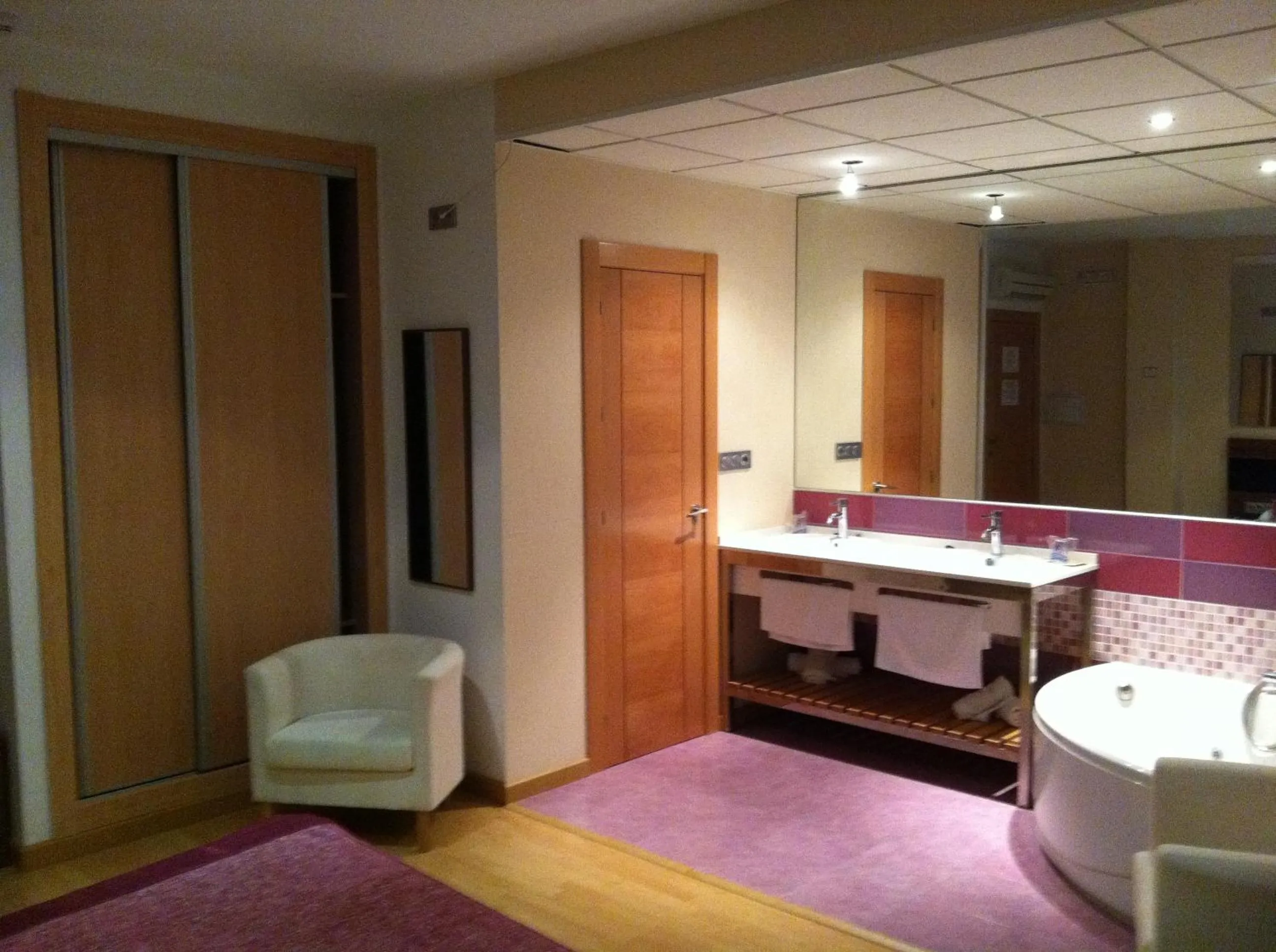 Bathroom, Bed in Hotel El Cruce Moraleda
