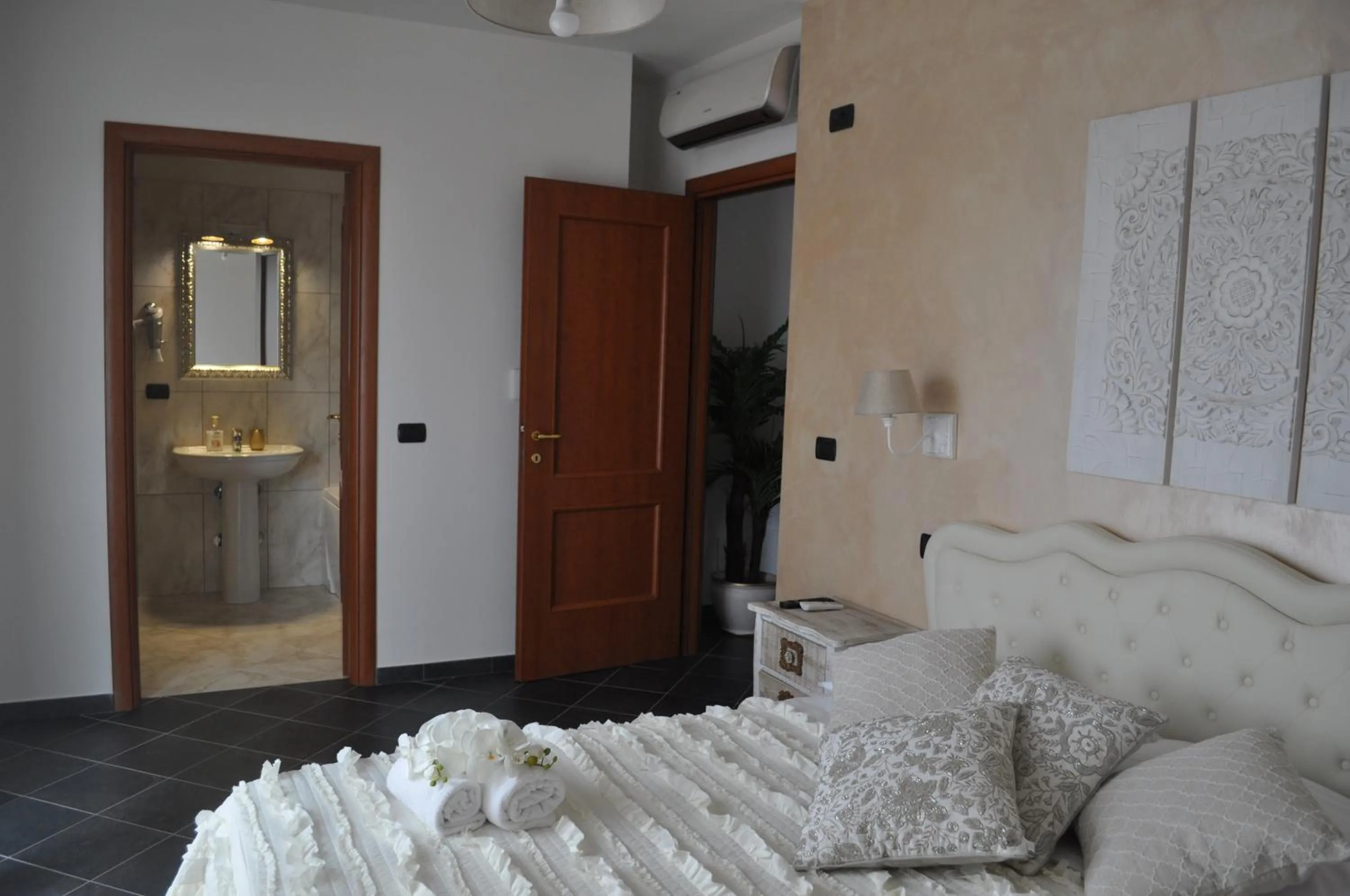 Bedroom, Bed in Giramondo Gold Airport