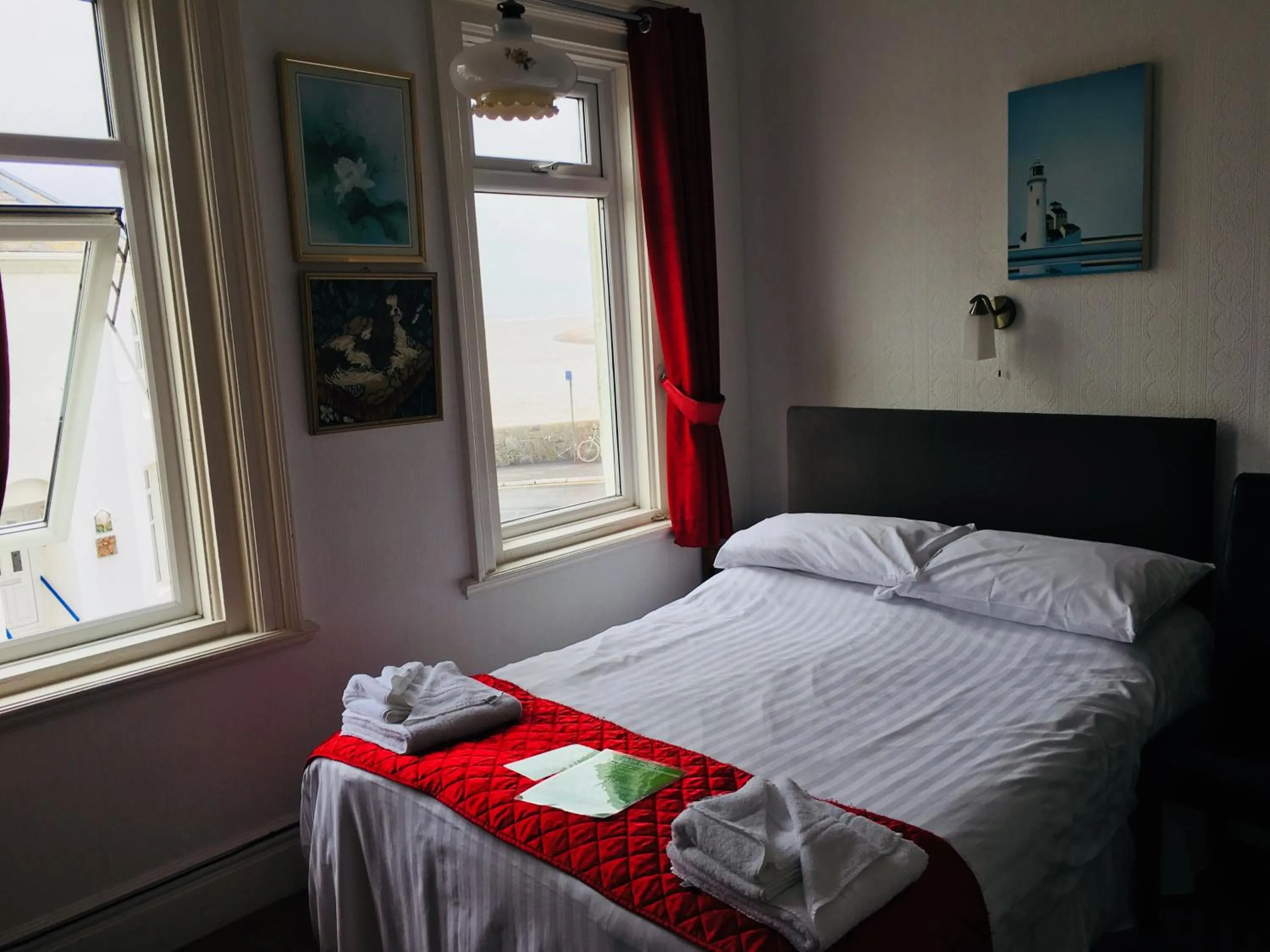 Bed in Ash Hotel B&B