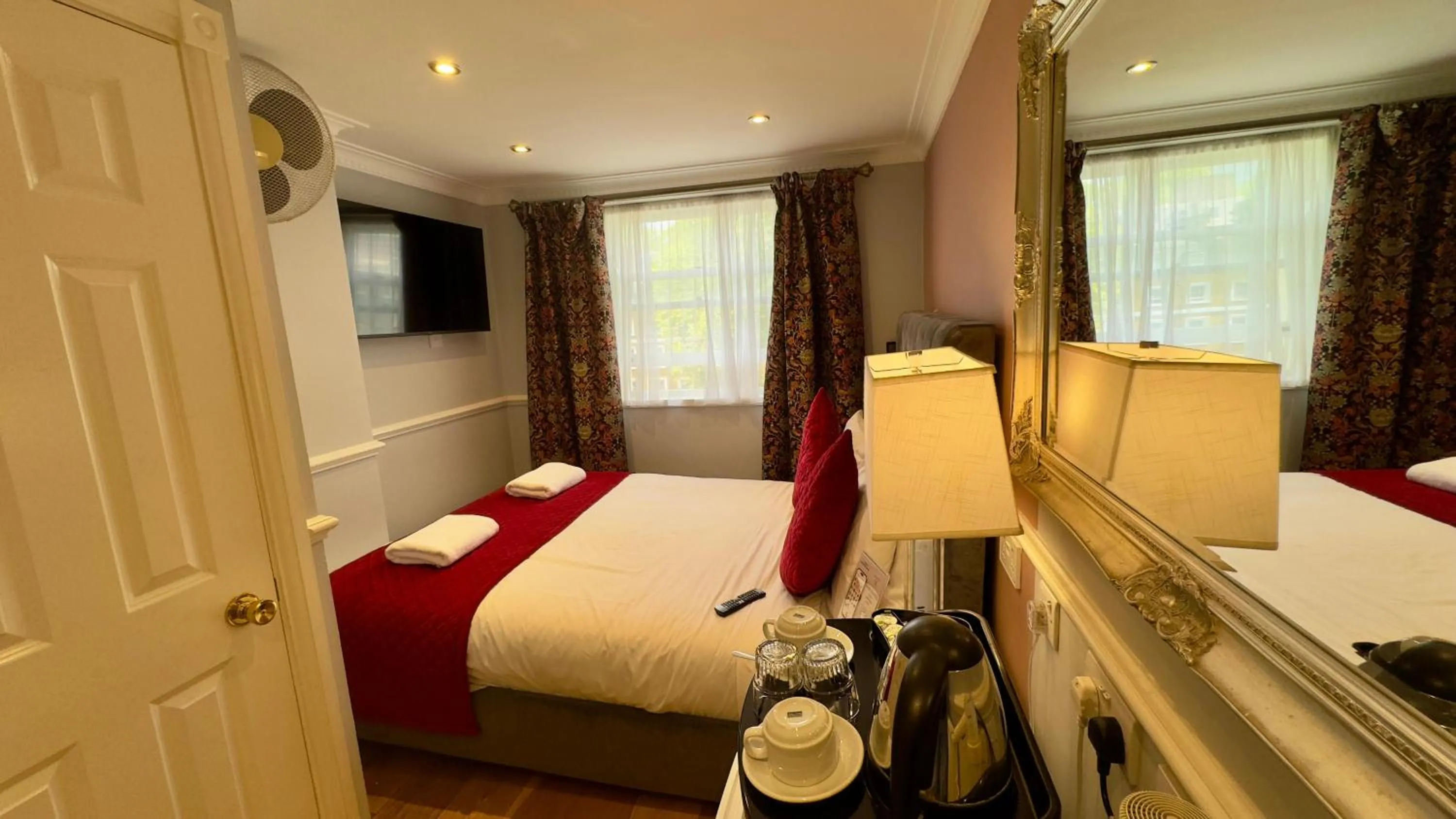 Bed in Classic Hyde Park Hotel