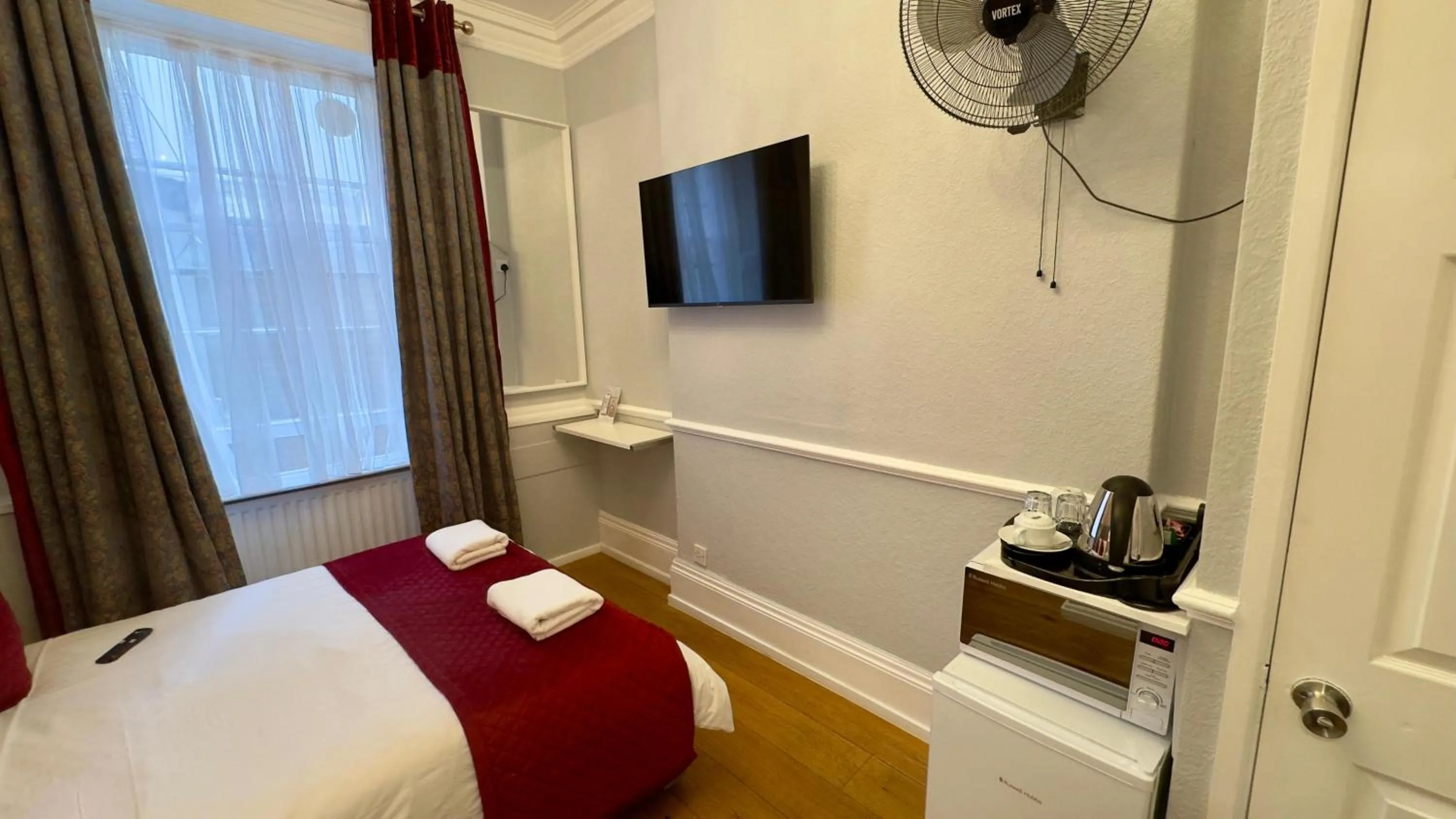 Bed in Classic Hyde Park Hotel