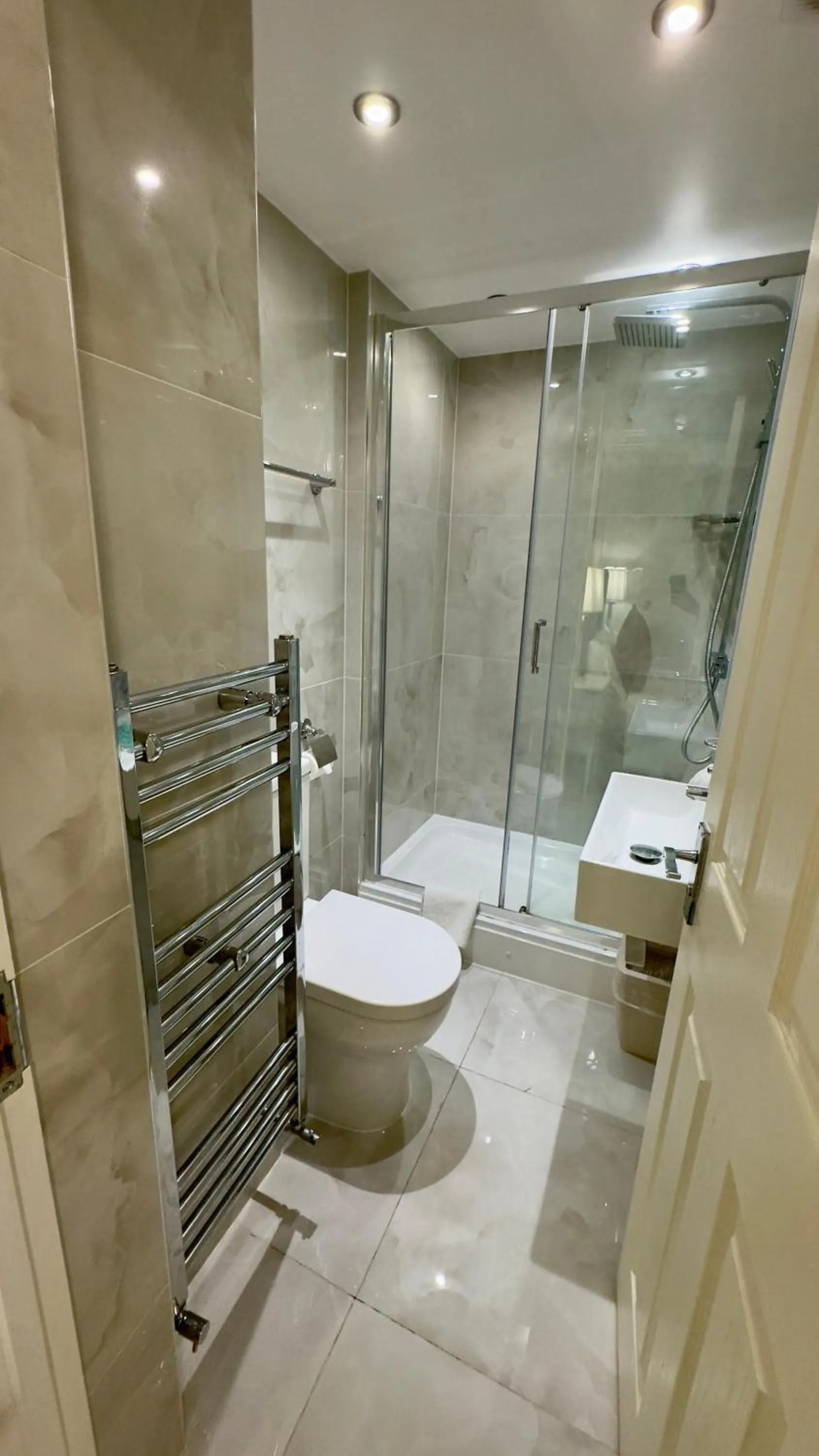 Shower in Classic Hyde Park Hotel