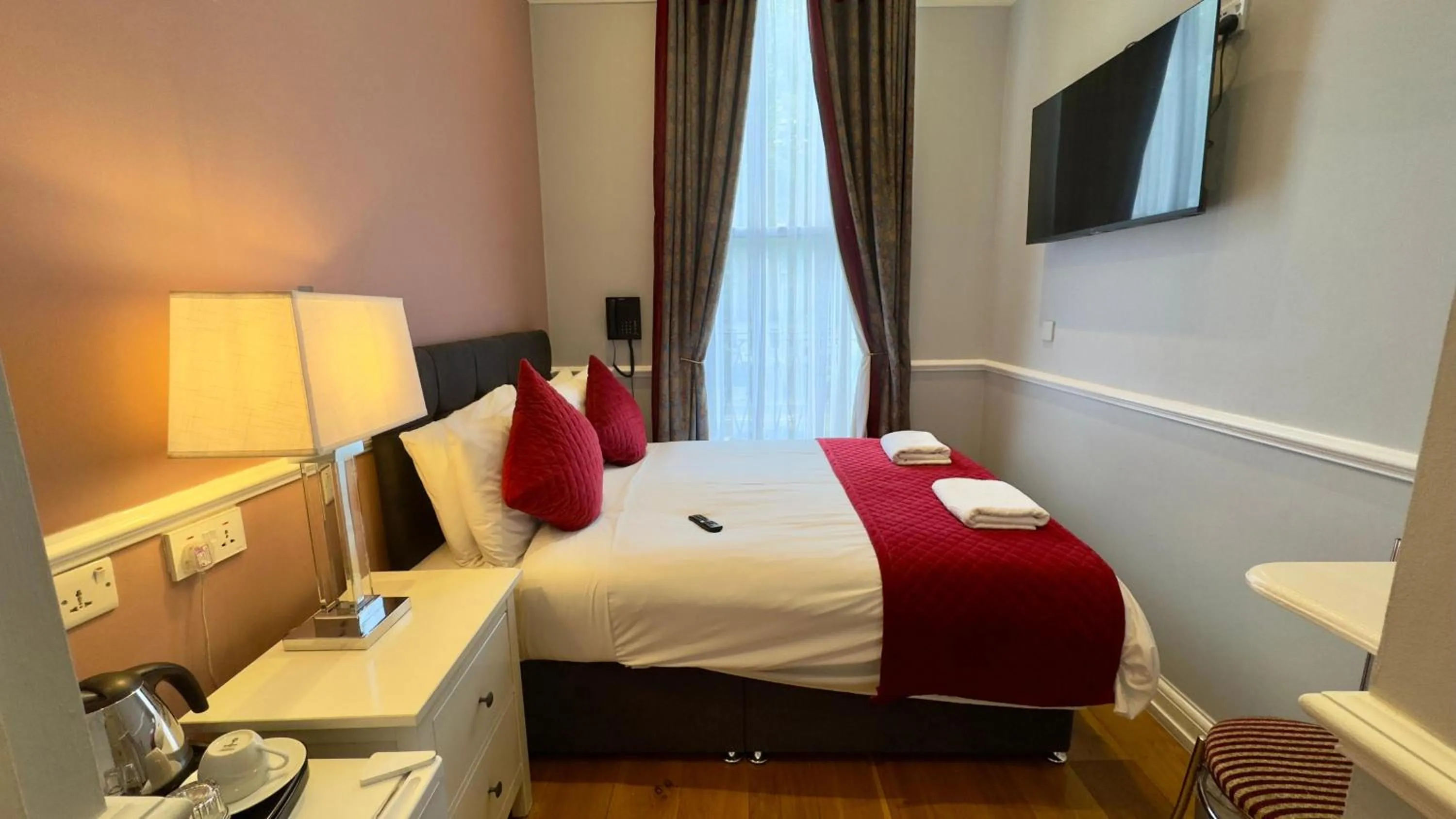 Bed in Classic Hyde Park Hotel