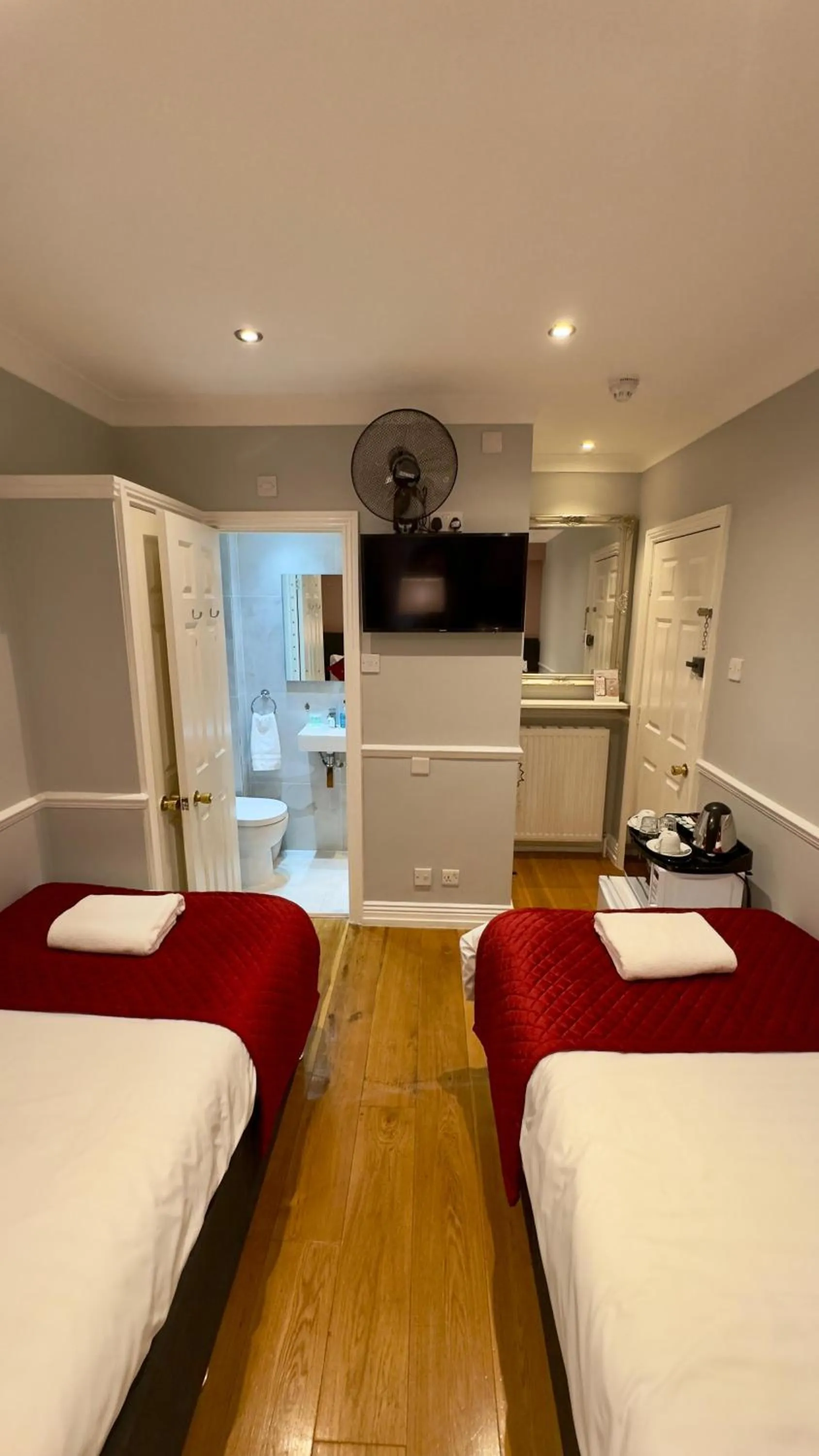 Bed in Classic Hyde Park Hotel