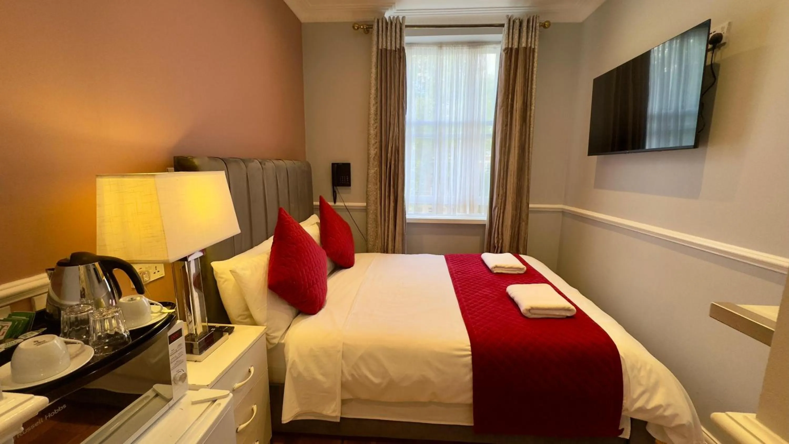 Bed in Classic Hyde Park Hotel