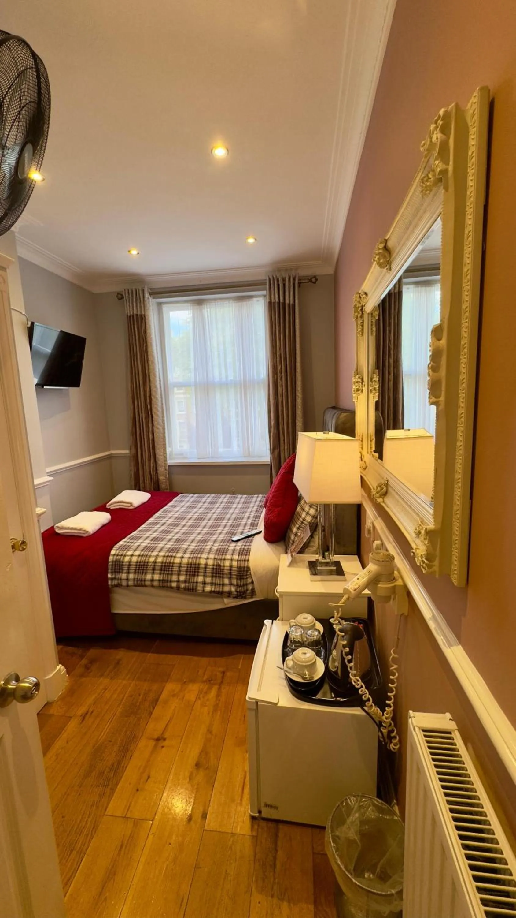 Bed in Classic Hyde Park Hotel