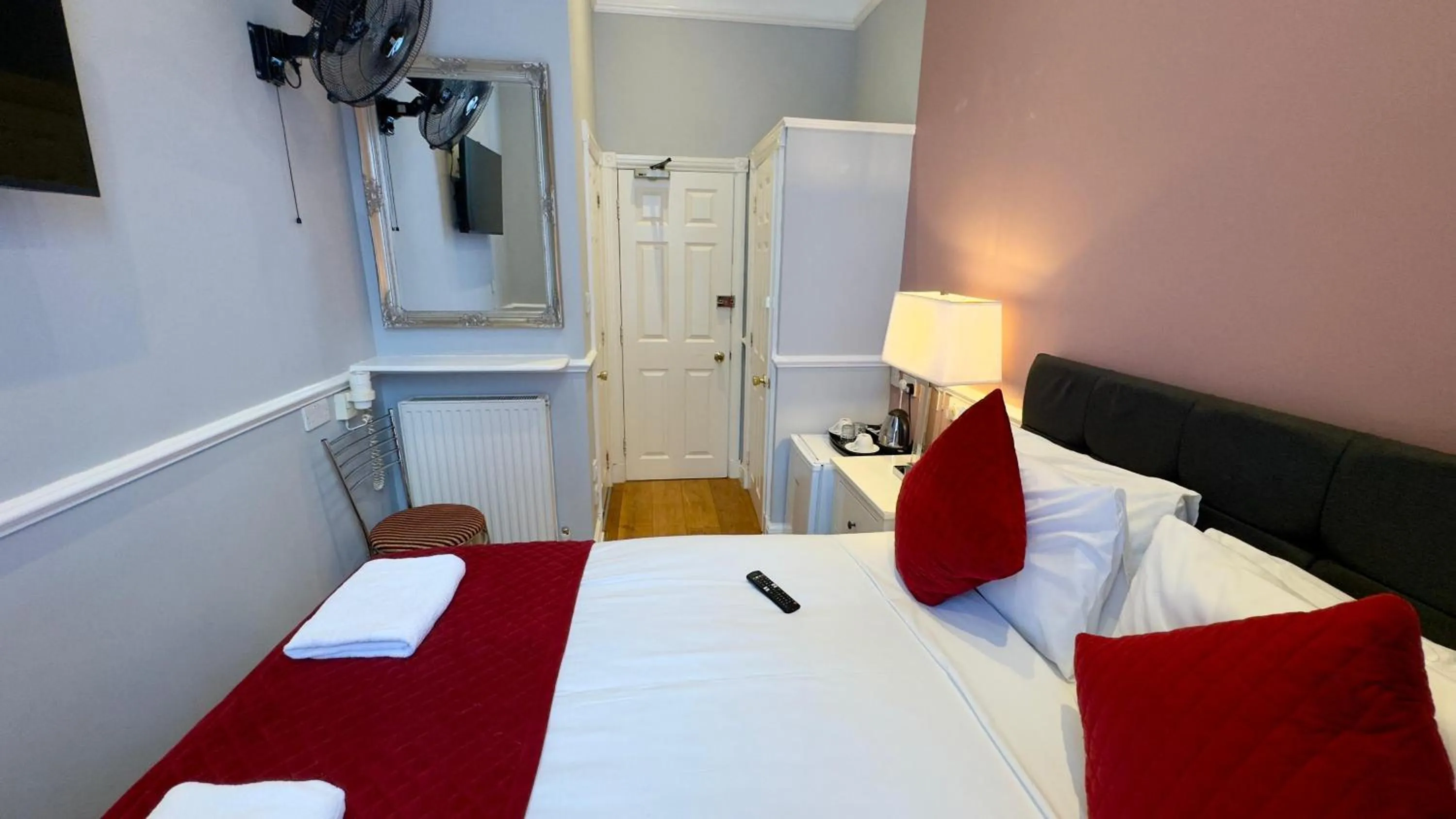 Bed in Classic Hyde Park Hotel