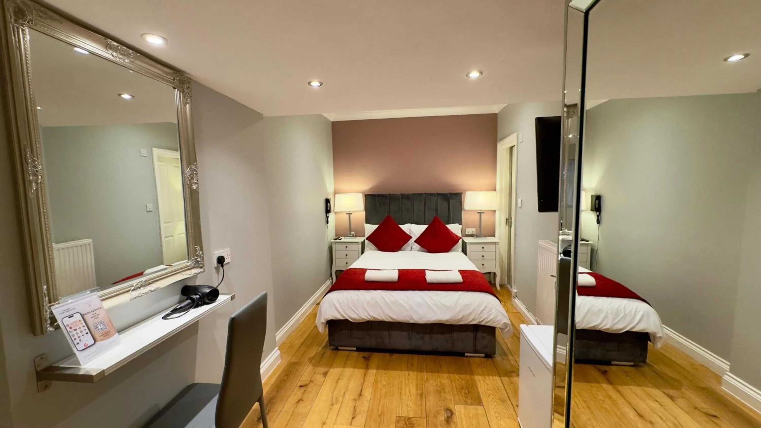 Bed in Classic Hyde Park Hotel